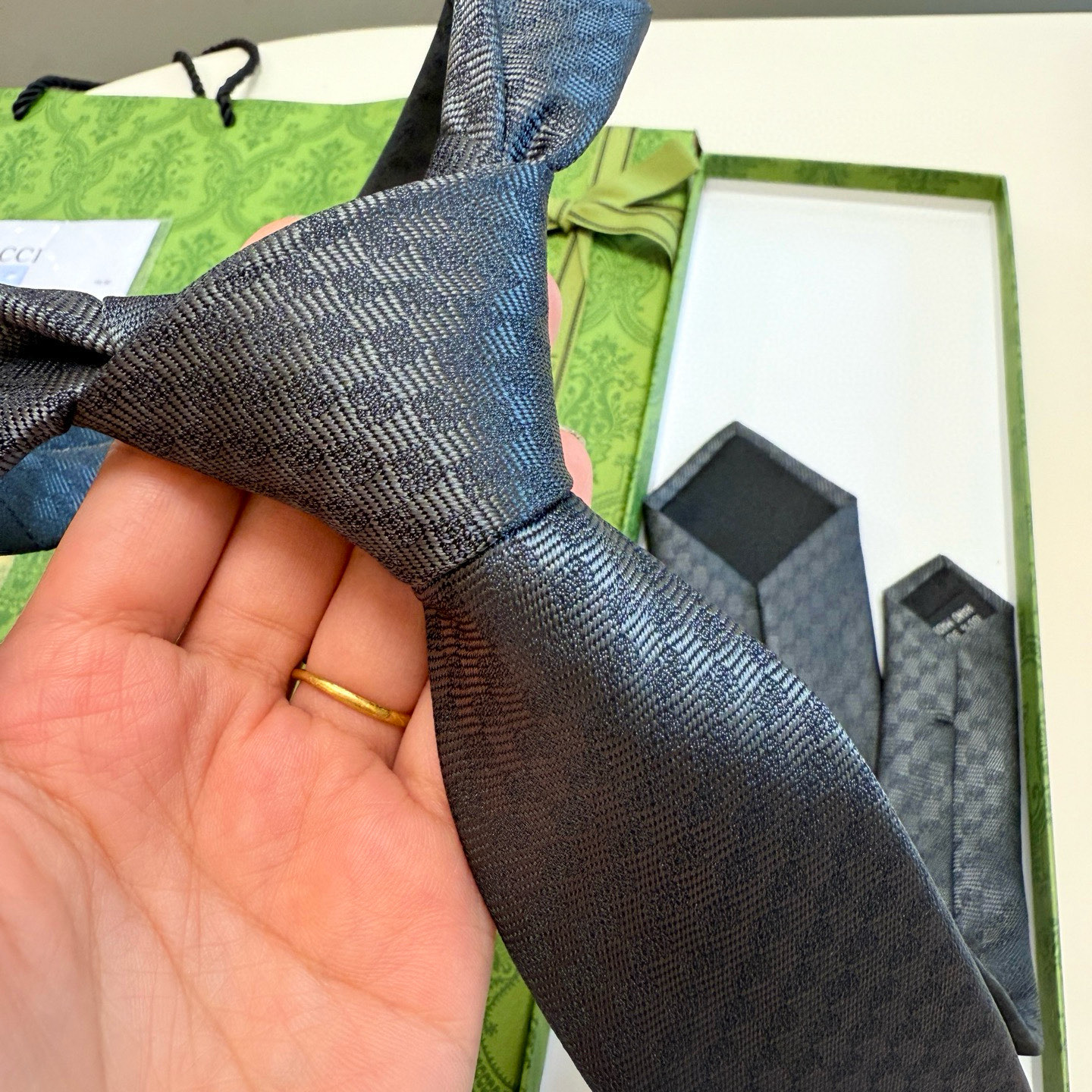 特价P官方同步古奇男款领带【双GG领带】👔👔，稀有🐝🐝展现精湛手工与时尚优雅的理想选择，这款领带将标志性