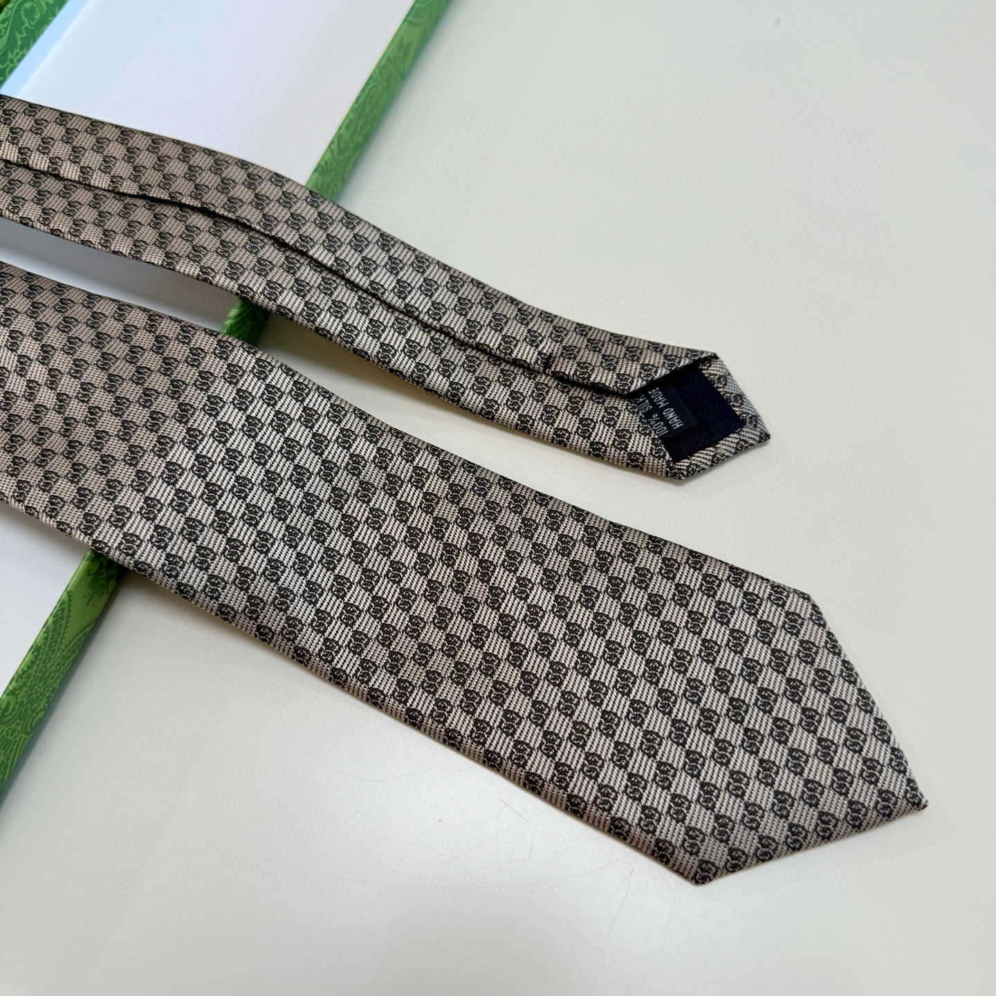 特价P官方同步古奇男款领带【双GG领带】👔👔，稀有🐝🐝展现精湛手工与时尚优雅的理想选择，这款领带将标志性