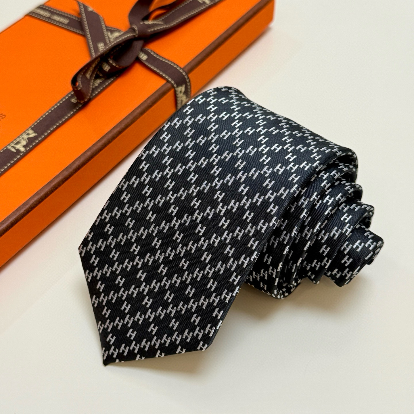 特价特价P男士新款领带系列【H双色链条领带】👔👔，稀有H家每年都有一千条不同印花的领带面世，从最初的多以