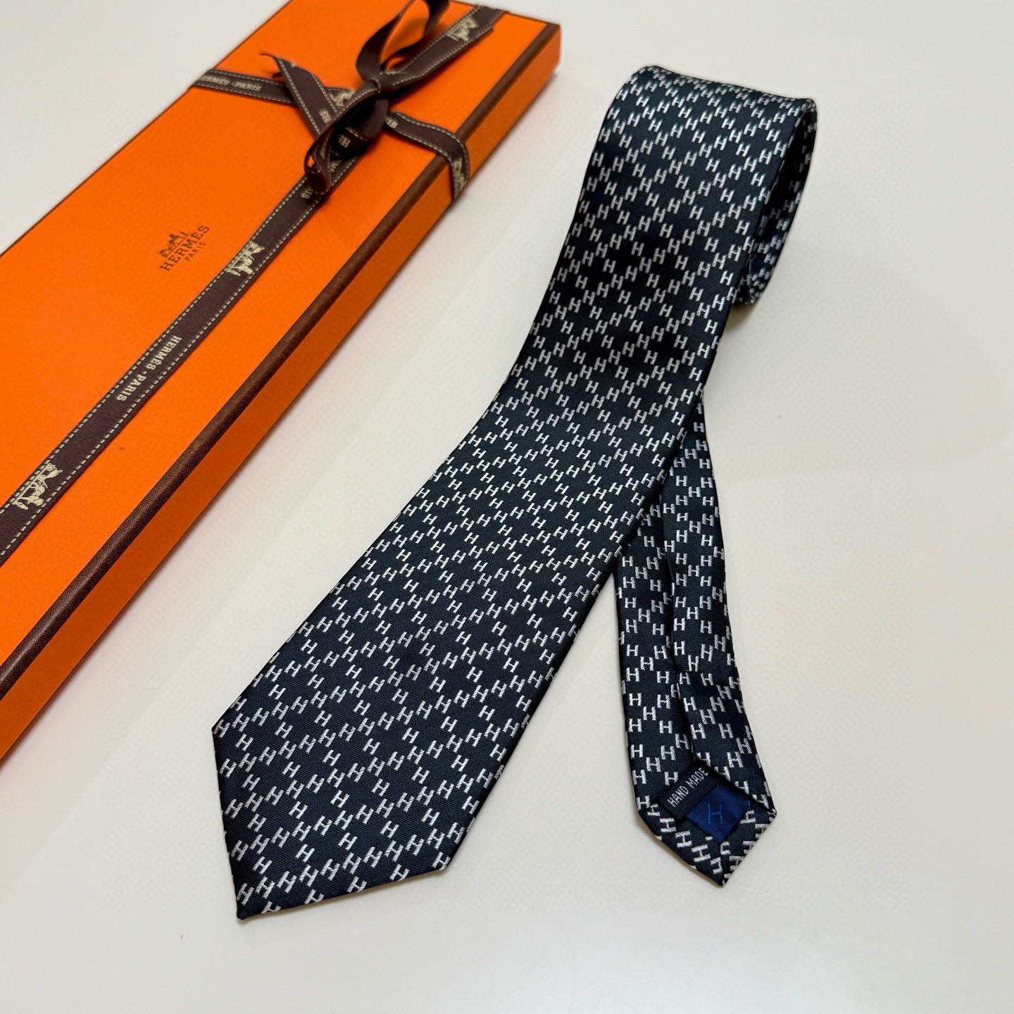 特价特价P男士新款领带系列【H双色链条领带】👔👔，稀有H家每年都有一千条不同印花的领带面世，从最初的多以