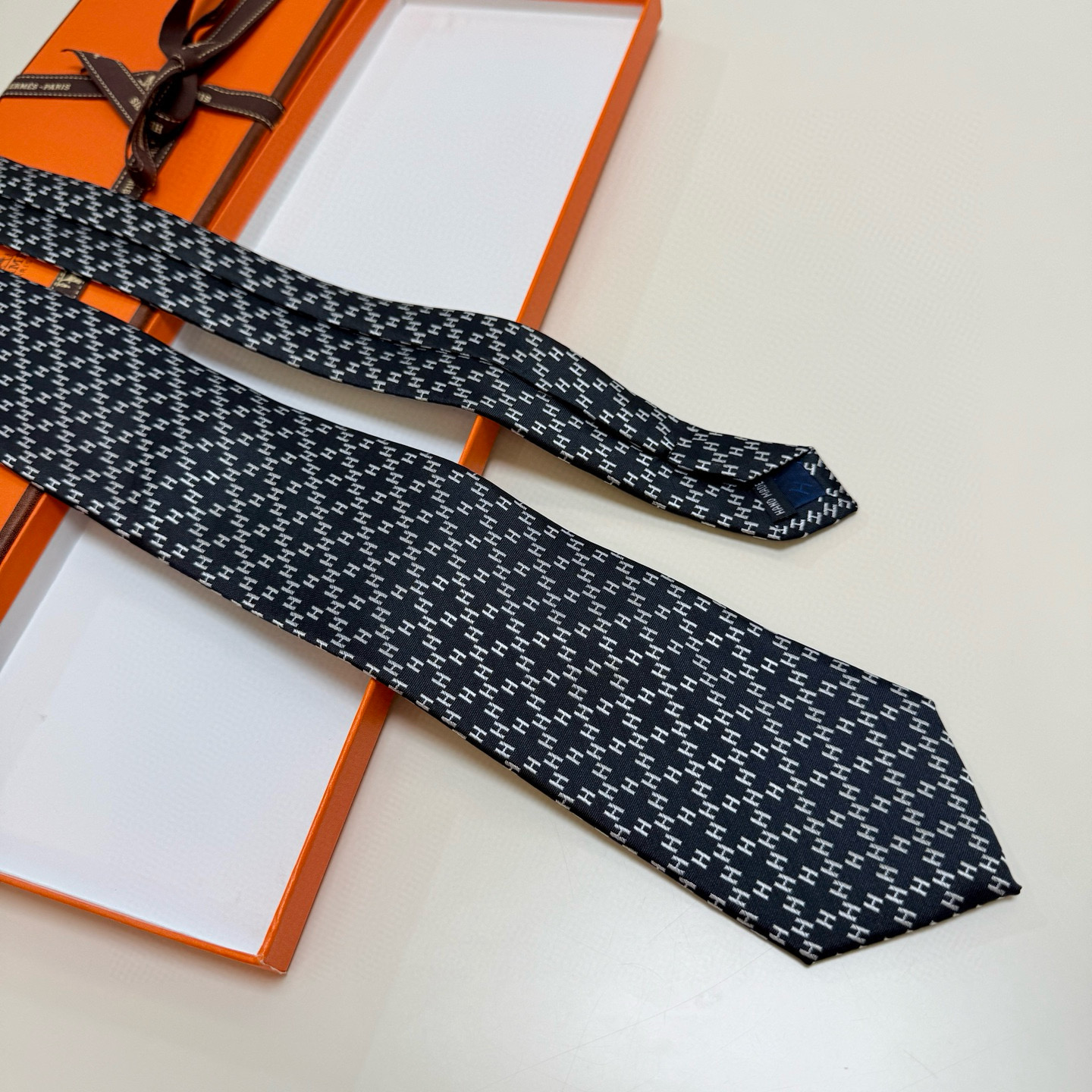 特价特价P男士新款领带系列【H双色链条领带】👔👔，稀有H家每年都有一千条不同印花的领带面世，从最初的多以