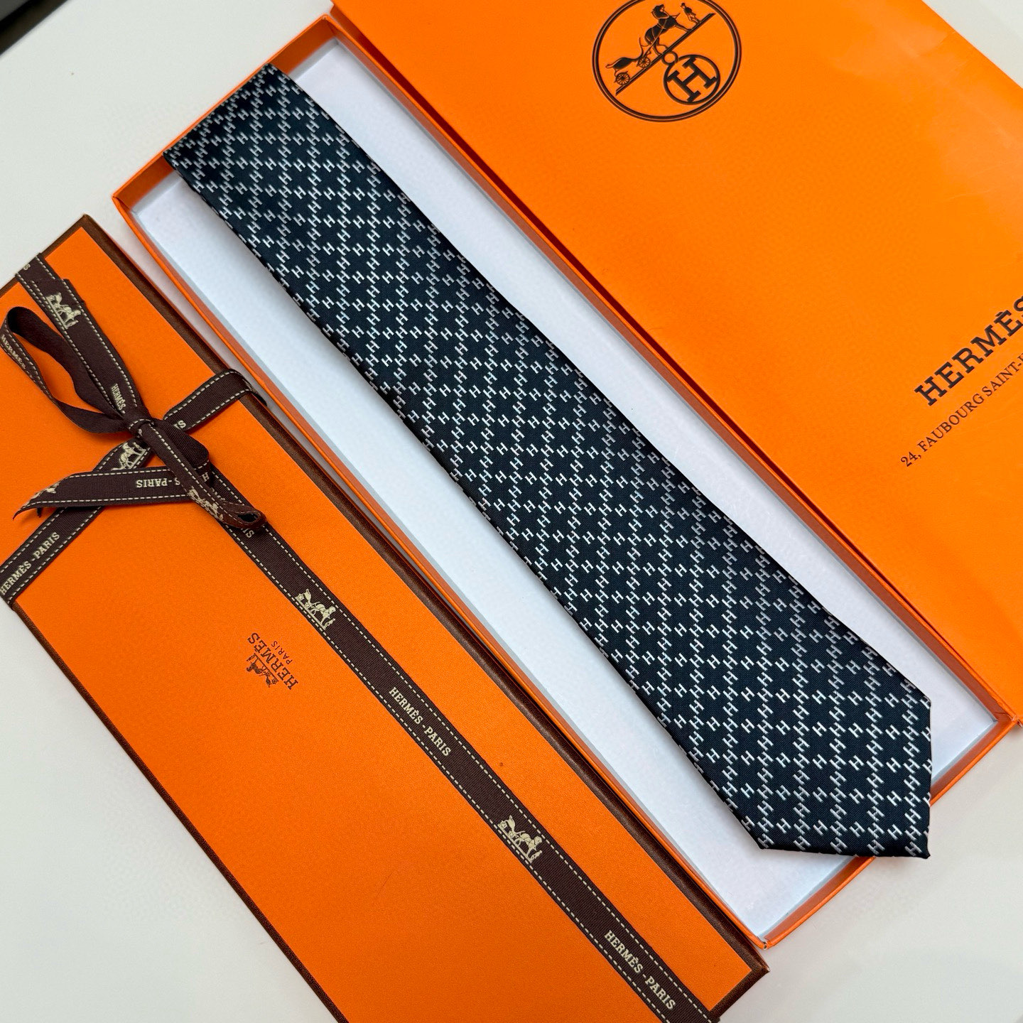特价特价P男士新款领带系列【H双色链条领带】👔👔，稀有H家每年都有一千条不同印花的领带面世，从最初的多以