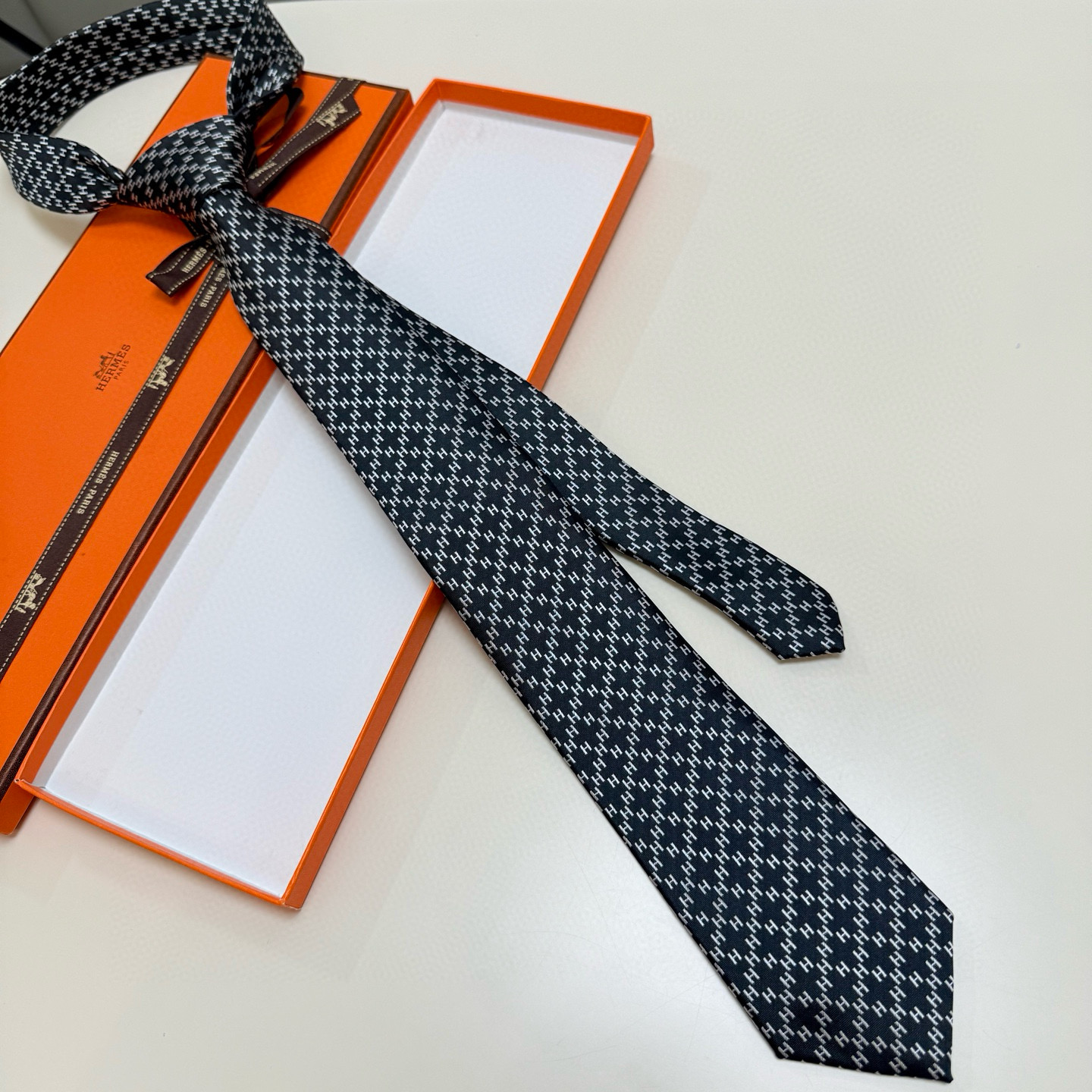 特价特价P男士新款领带系列【H双色链条领带】👔👔，稀有H家每年都有一千条不同印花的领带面世，从最初的多以