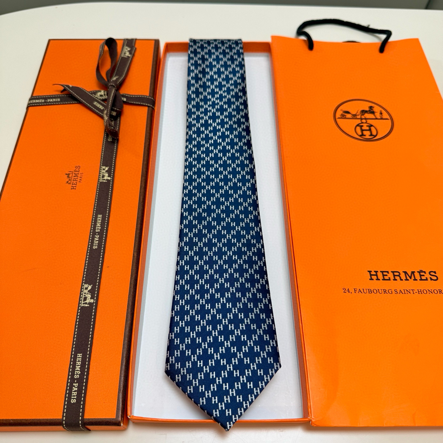特价特价P男士新款领带系列【H双色链条领带】👔👔，稀有H家每年都有一千条不同印花的领带面世，从最初的多以
