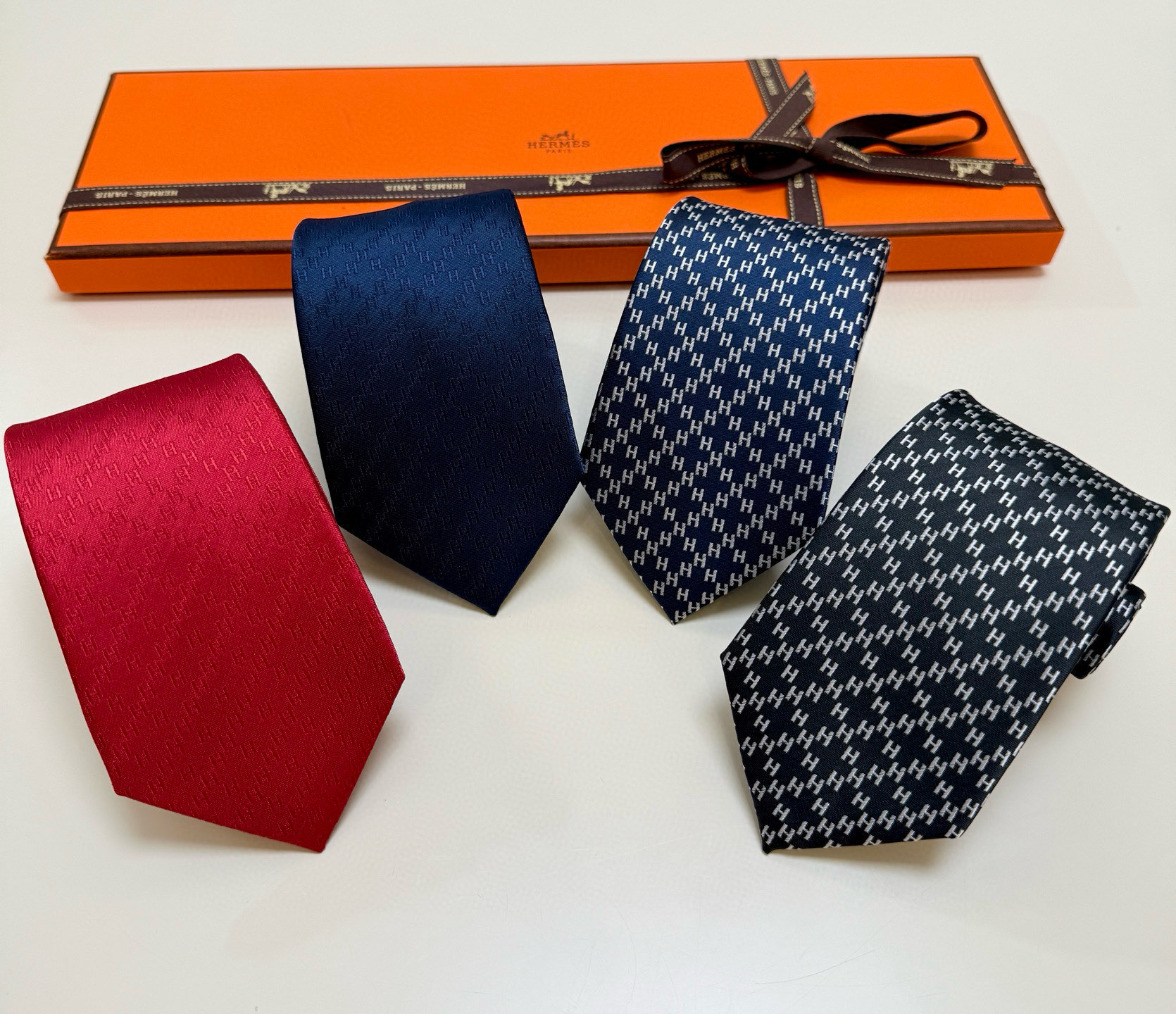 特价特价P男士新款领带系列【H双色链条领带】👔👔，稀有H家每年都有一千条不同印花的领带面世，从最初的多以