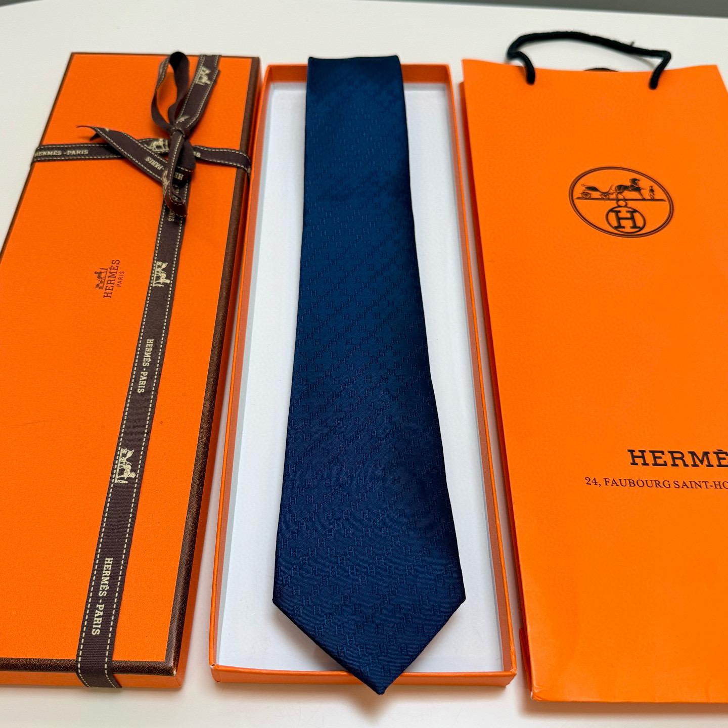 特价特价P男士新款领带系列【H双色链条领带】👔👔，稀有H家每年都有一千条不同印花的领带面世，从最初的多以