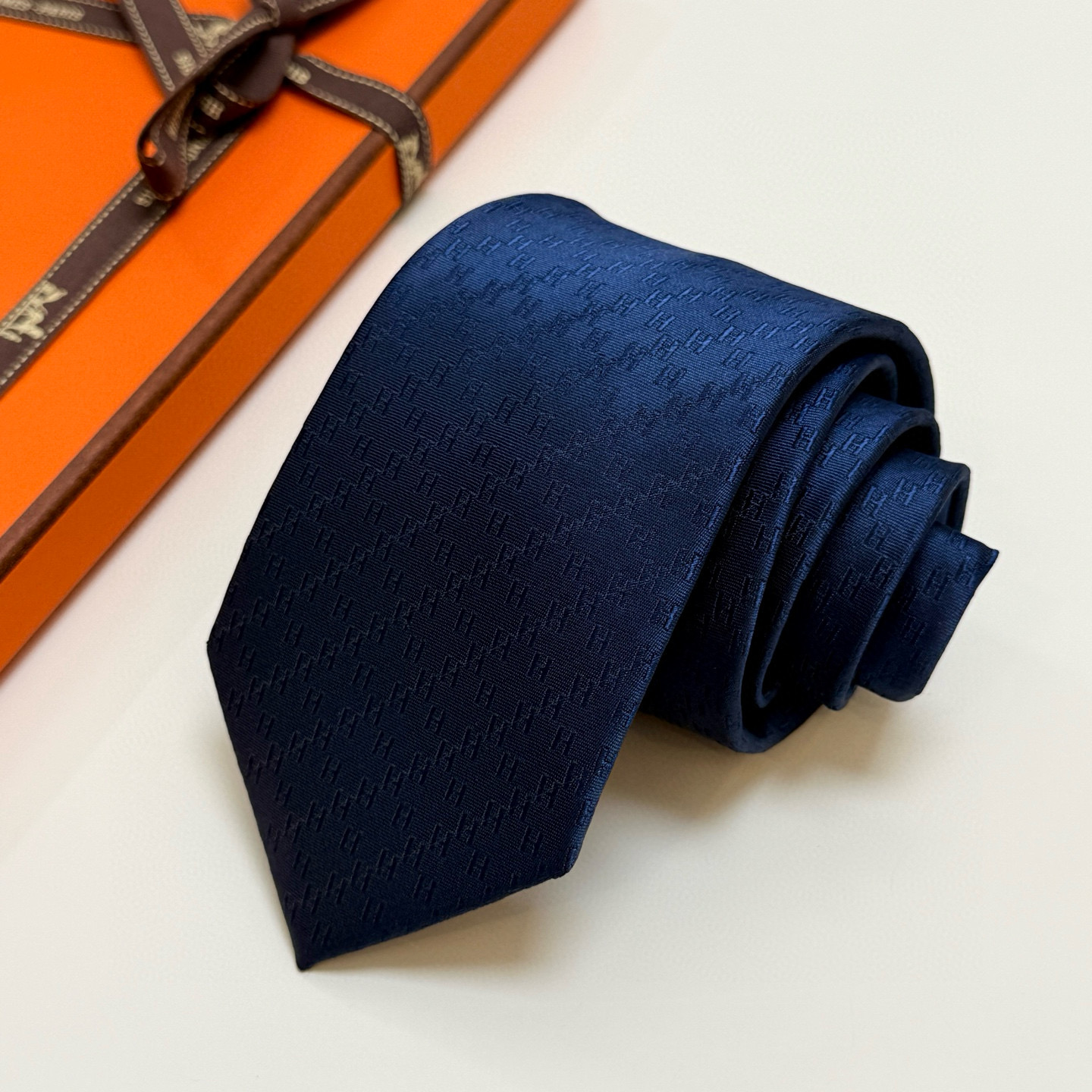 特价特价P男士新款领带系列【H双色链条领带】👔👔，稀有H家每年都有一千条不同印花的领带面世，从最初的多以