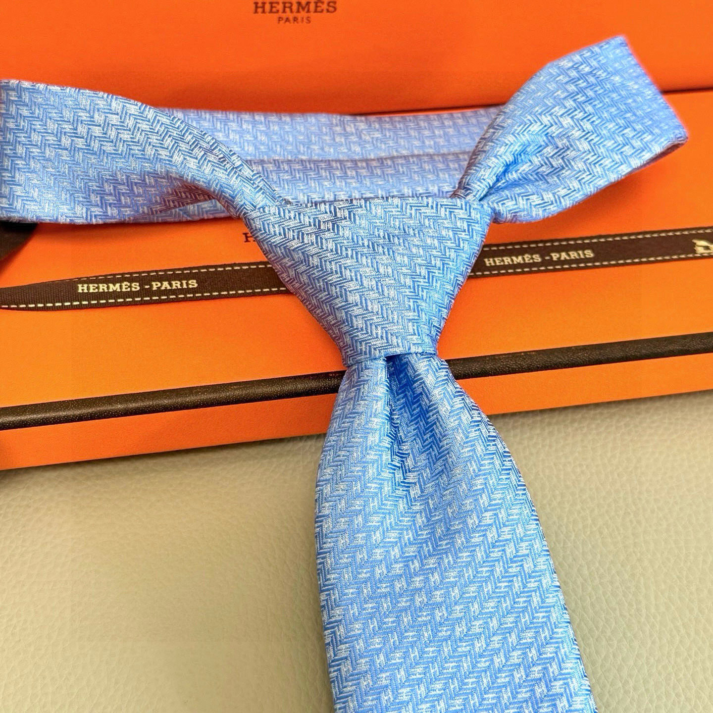 特价💰男士新款领带系列【小H字母领带】👔👔，稀有H家每年都有一千条不同印花的领带面世，从最初的多以几何图