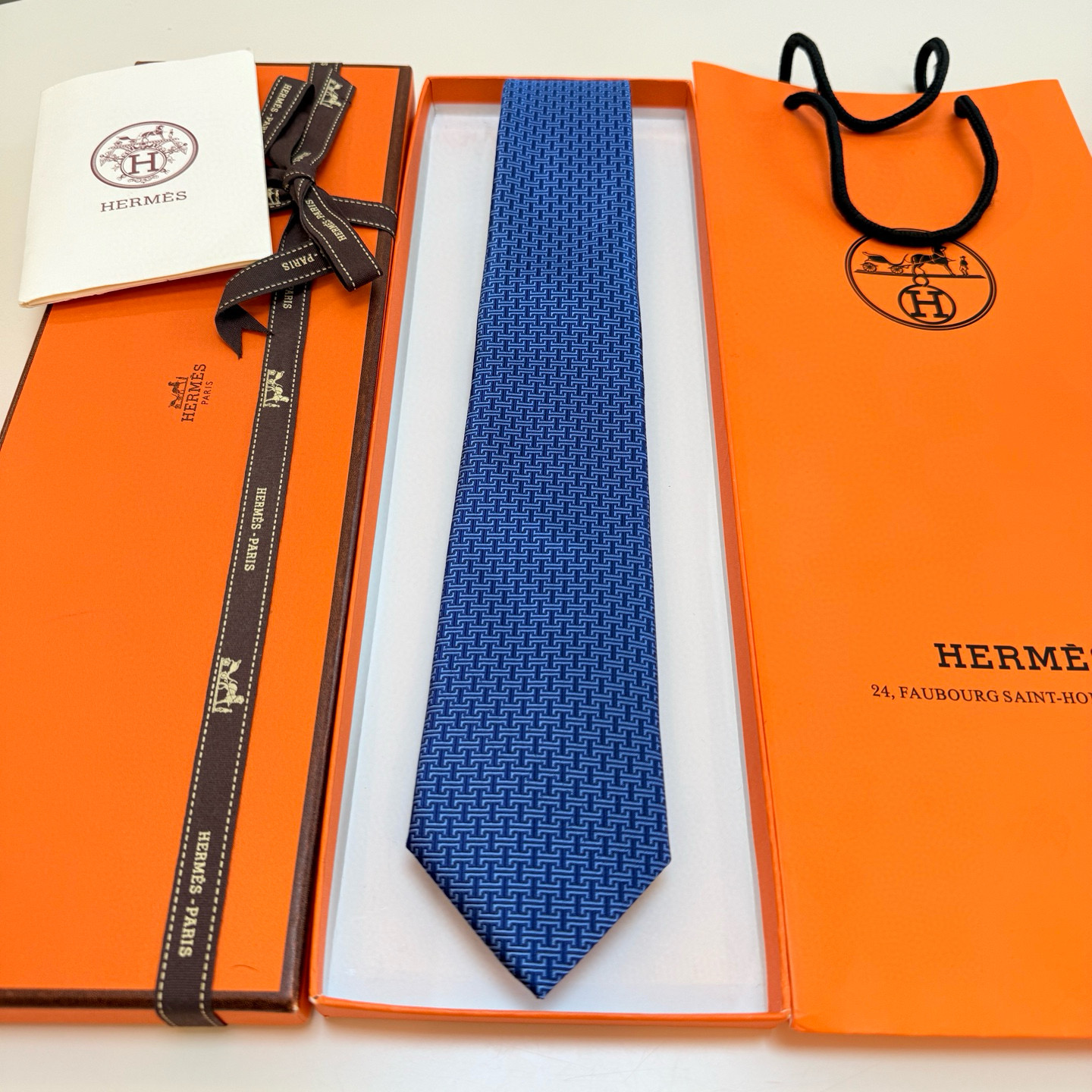 特价💰官方同步新款男士领带，【H标志图案领带】👔👔，稀有H家每年都有一千条不同印花的领带面世，从最初的多