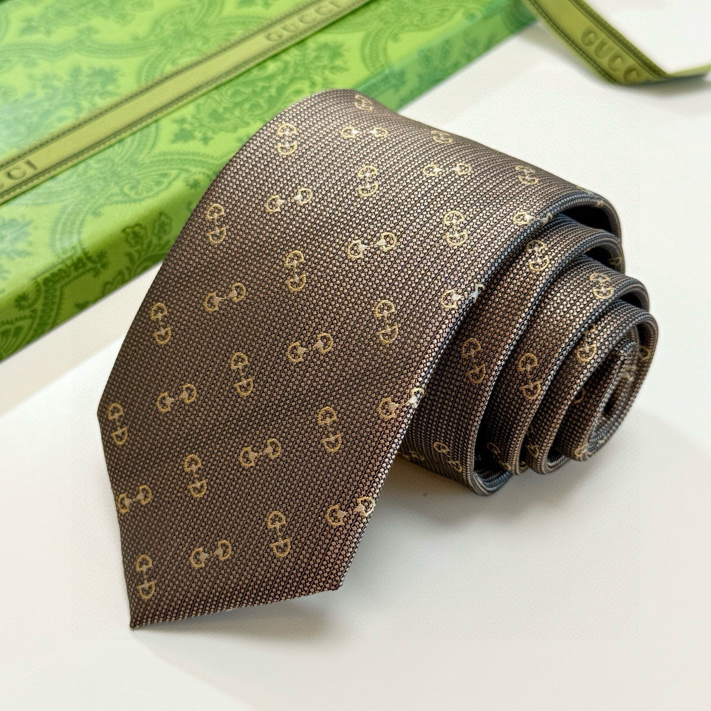 特价💰官方同步古奇男款领带【GG马衔扣领带】👔👔，稀有🐝🐝展现精湛手工与时尚优雅的理想选择，这款领带将标
