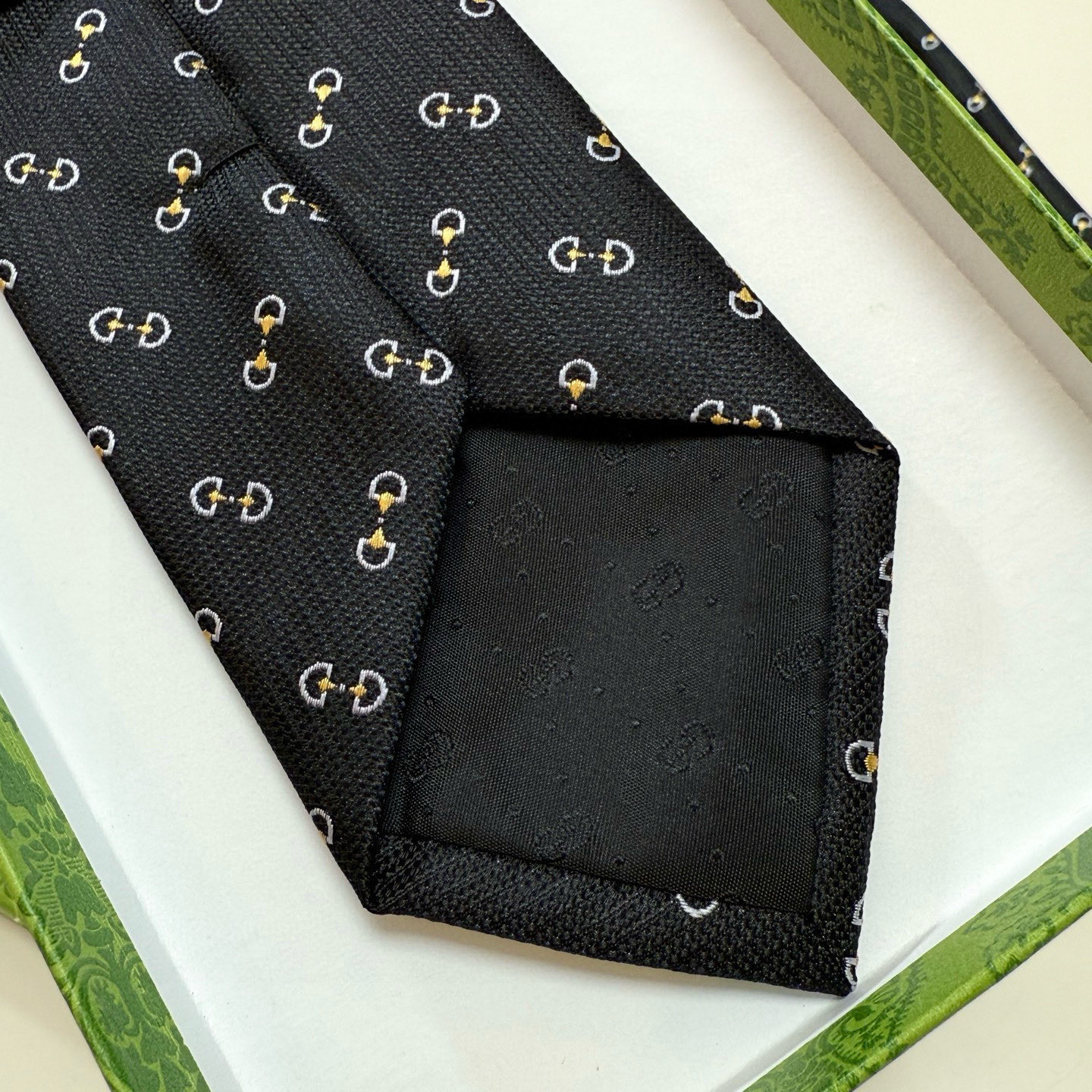 特价💰官方同步古奇男款领带【GG马衔扣领带】👔👔，稀有🐝🐝展现精湛手工与时尚优雅的理想选择，这款领带将标