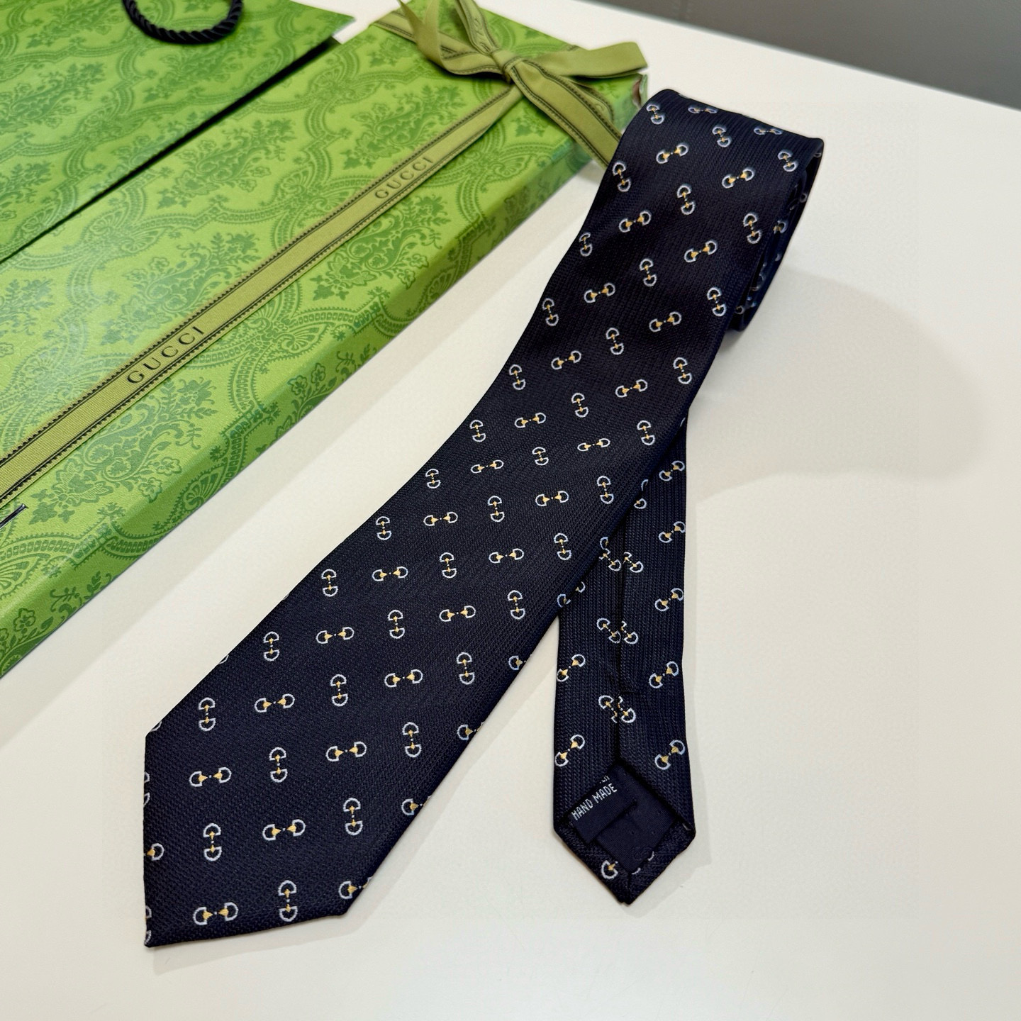 特价💰官方同步古奇男款领带【GG马衔扣领带】👔👔，稀有🐝🐝展现精湛手工与时尚优雅的理想选择，这款领带将标
