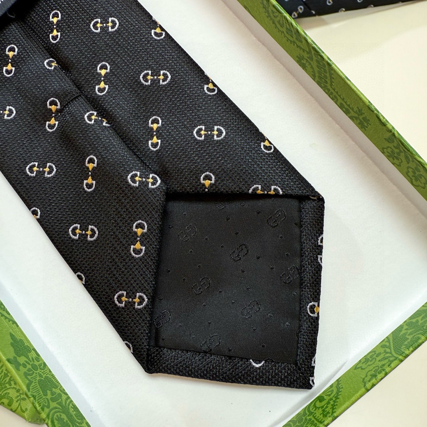 特价💰官方同步古奇男款领带【GG马衔扣领带】👔👔，稀有🐝🐝展现精湛手工与时尚优雅的理想选择，这款领带将标