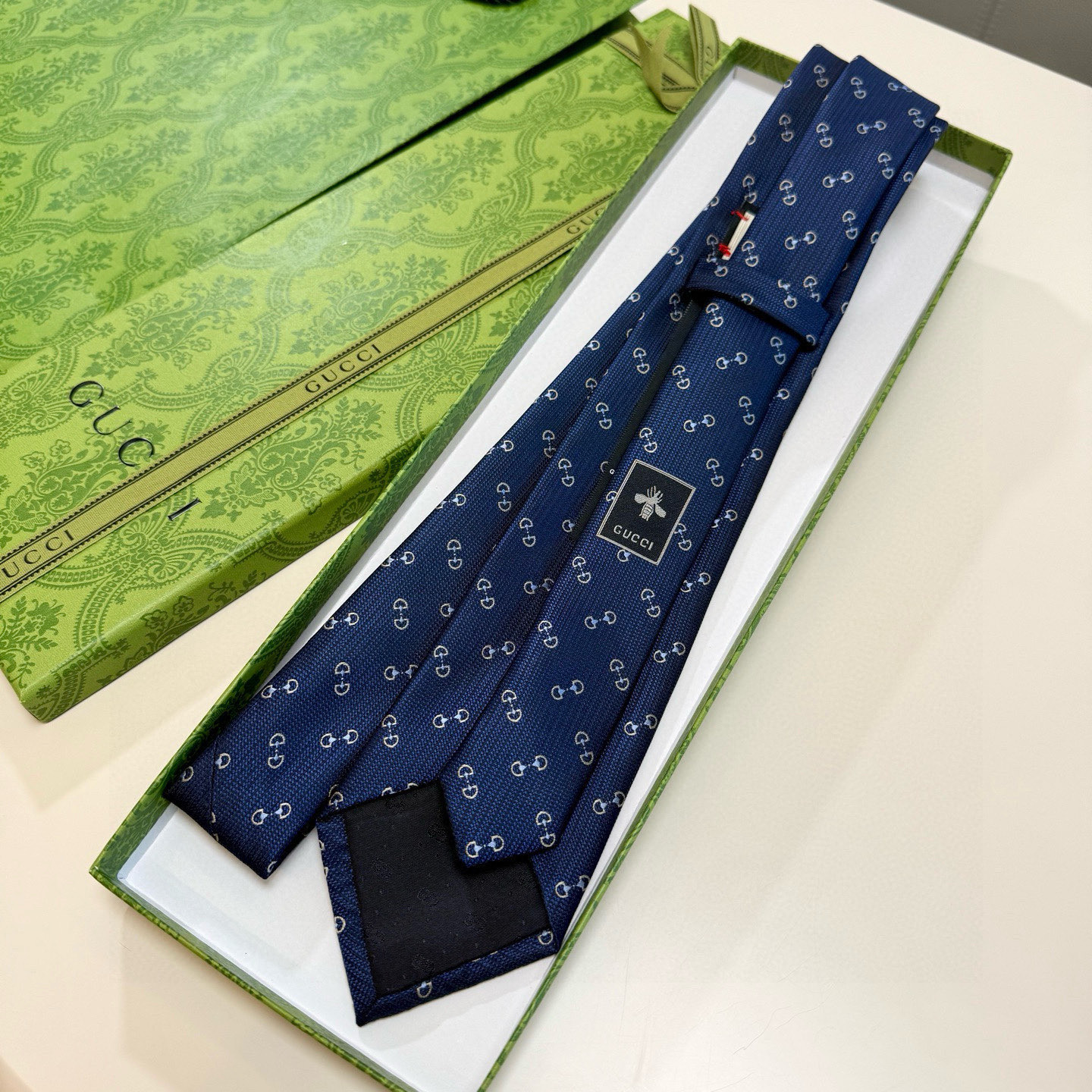 特价💰官方同步古奇男款领带【GG马衔扣领带】👔👔，稀有🐝🐝展现精湛手工与时尚优雅的理想选择，这款领带将标
