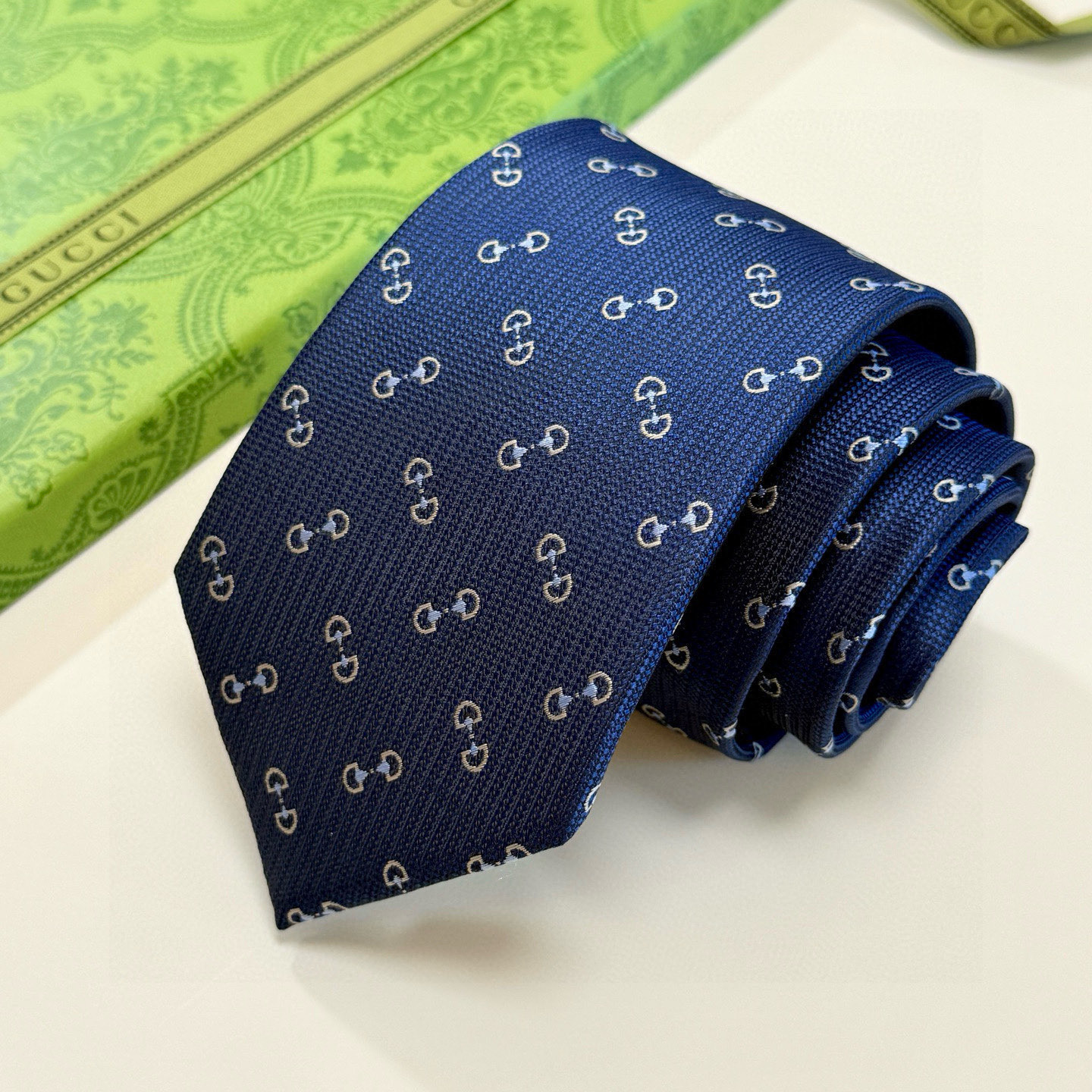 特价💰官方同步古奇男款领带【GG马衔扣领带】👔👔，稀有🐝🐝展现精湛手工与时尚优雅的理想选择，这款领带将标