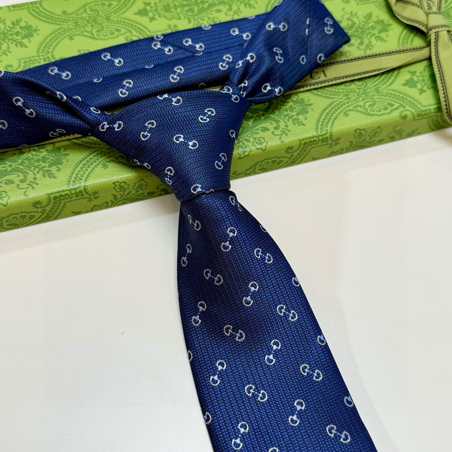 特价💰官方同步古奇男款领带【GG马衔扣领带】👔👔，稀有🐝🐝展现精湛手工与时尚优雅的理想选择，这款领带将标