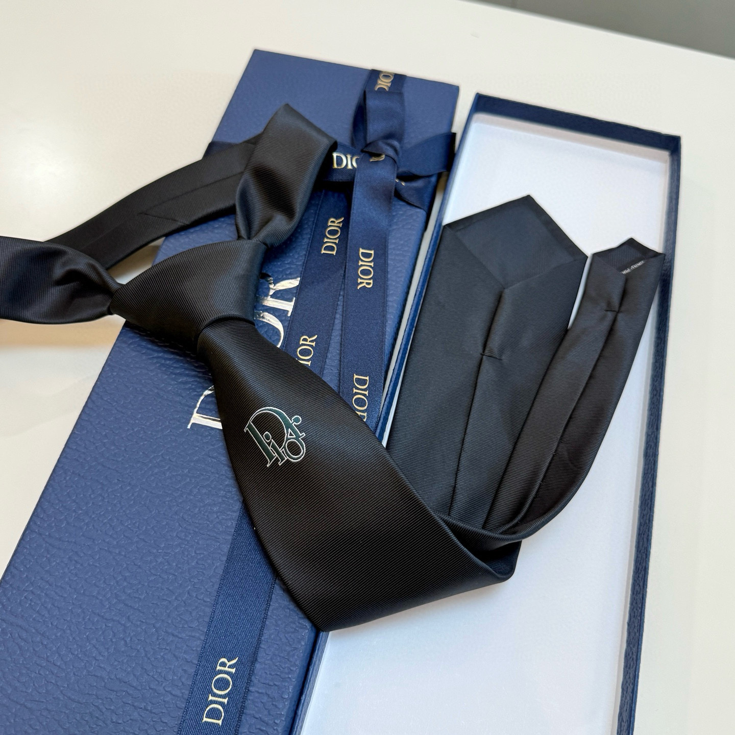 特价💰爆款到👏👏新款迪奥领带 👔👔Dior男士稀有😻😻展现精湛手工与时尚优雅的理想选择，这款采用DO家最