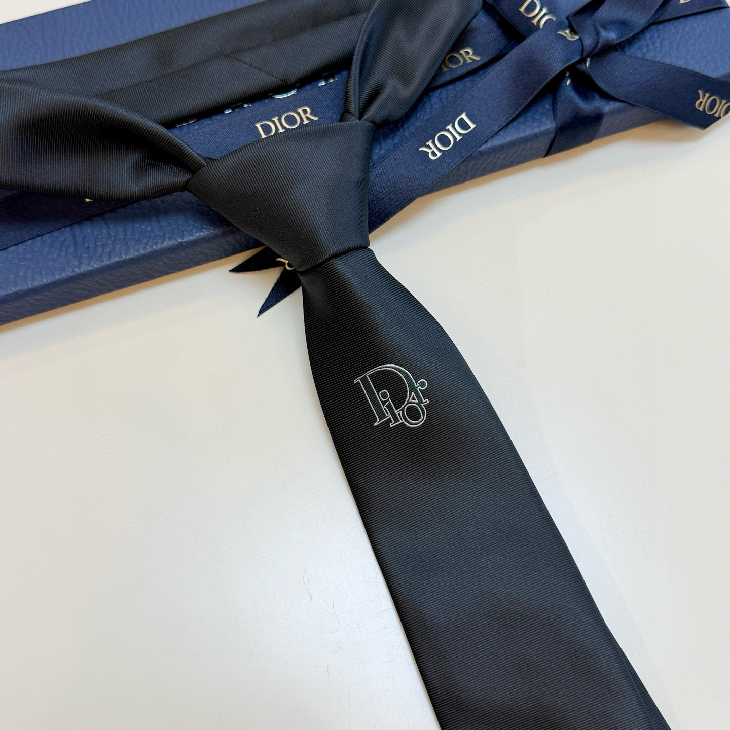 特价💰爆款到👏👏新款迪奥领带 👔👔Dior男士稀有😻😻展现精湛手工与时尚优雅的理想选择，这款采用DO家最