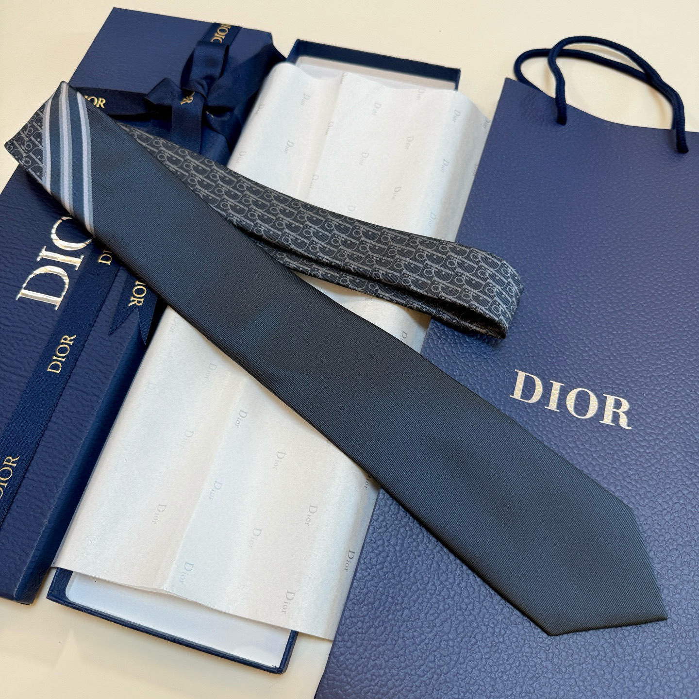 特价💰 Dior家款新领带 👔👔Dior男士CD提领花带 稀有展现精湛工手与时尚优雅理的想选择，这采款用
