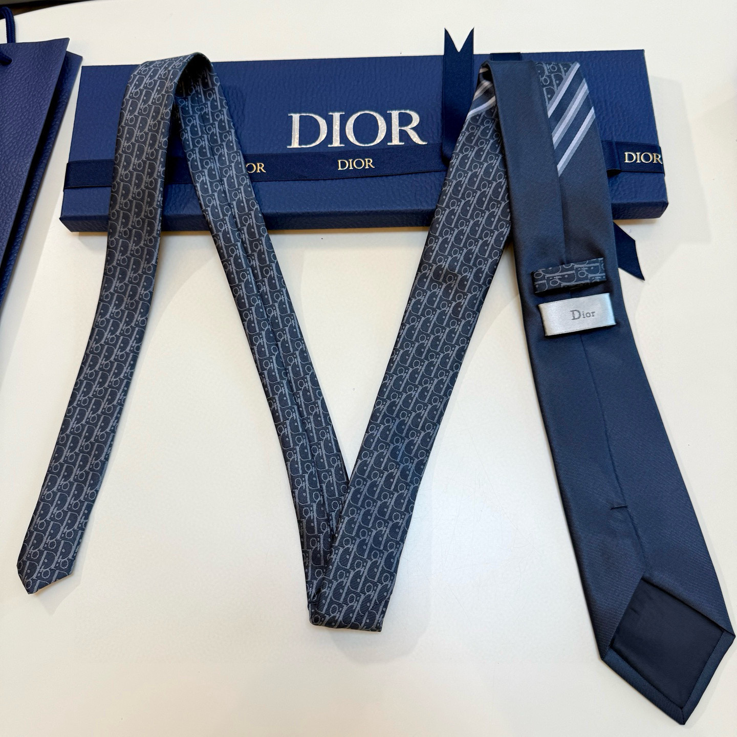 特价💰 Dior家款新领带 👔👔Dior男士CD提领花带 稀有展现精湛工手与时尚优雅理的想选择，这采款用