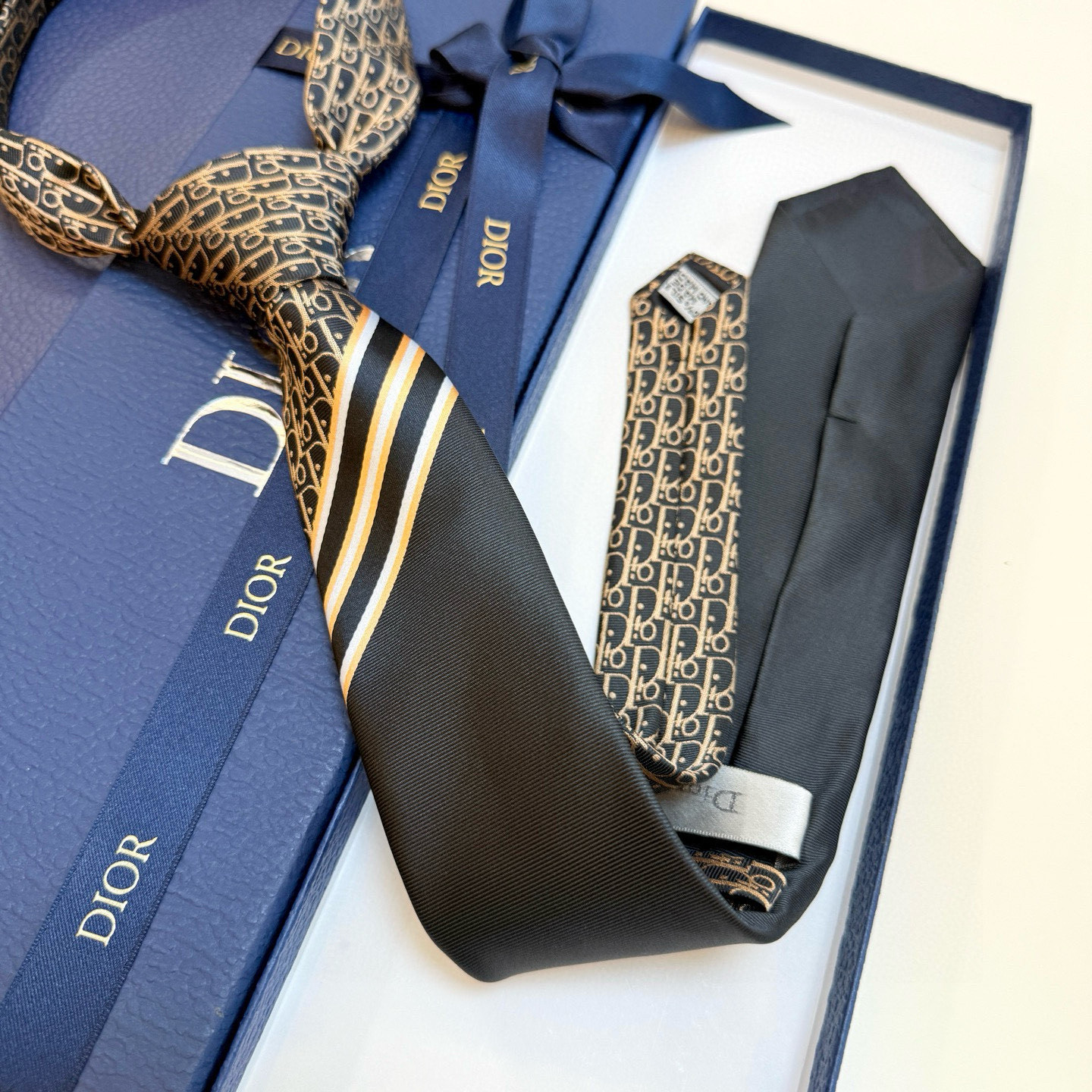特价💰 Dior家款新领带 👔👔Dior男士CD提领花带 稀有展现精湛工手与时尚优雅理的想选择，这采款用