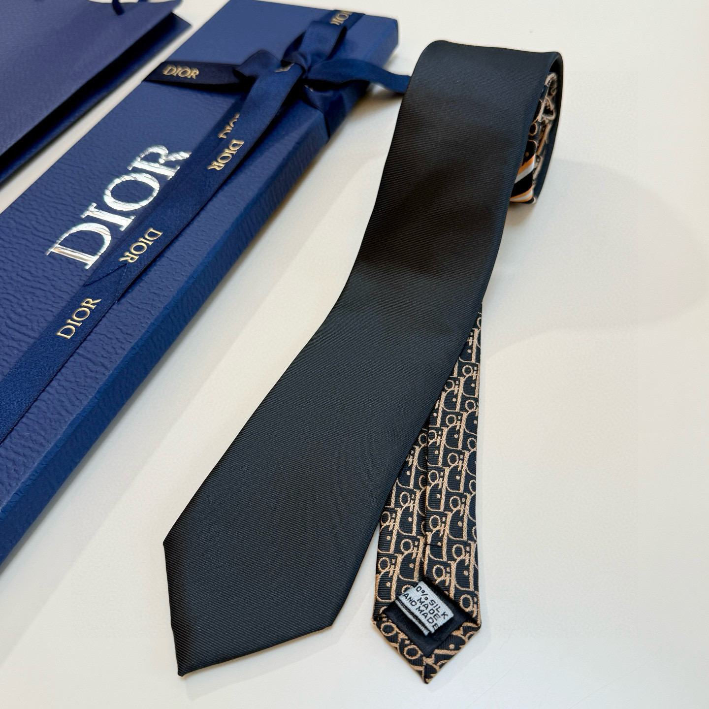 特价💰 Dior家款新领带 👔👔Dior男士CD提领花带 稀有展现精湛工手与时尚优雅理的想选择，这采款用