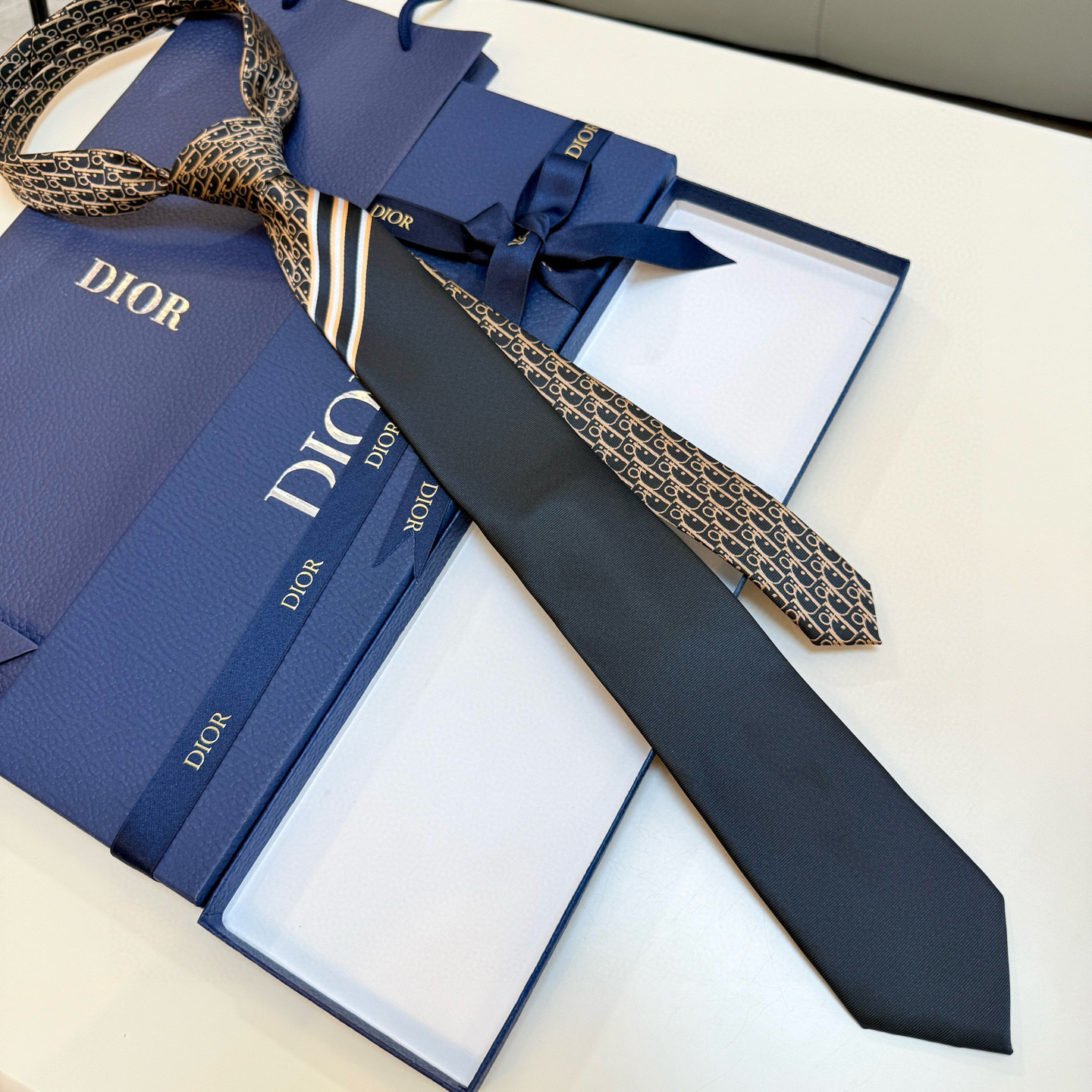 特价💰 Dior家款新领带 👔👔Dior男士CD提领花带 稀有展现精湛工手与时尚优雅理的想选择，这采款用