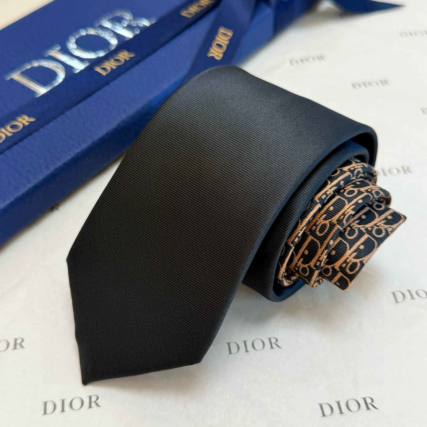 特价💰 Dior家款新领带 👔👔Dior男士CD提领花带 稀有展现精湛工手与时尚优雅理的想选择，这采款用
