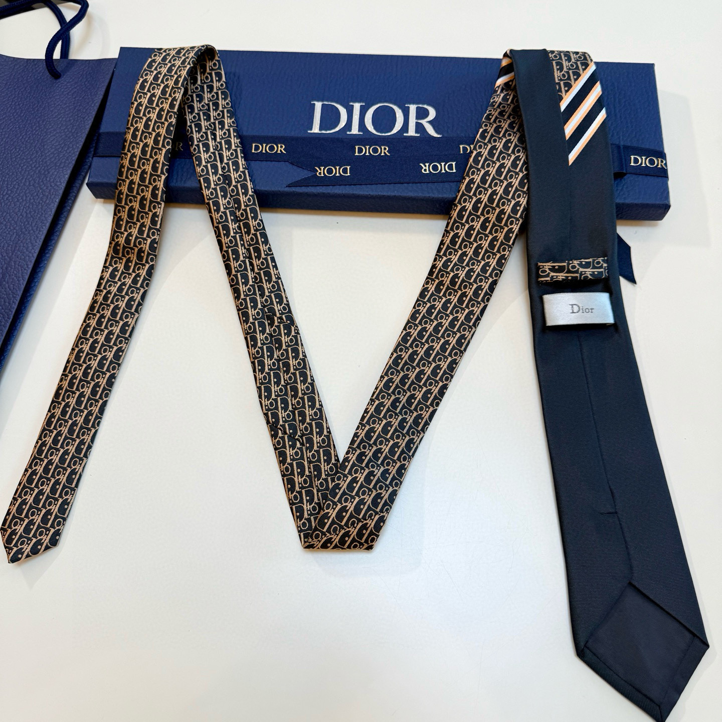 特价💰 Dior家款新领带 👔👔Dior男士CD提领花带 稀有展现精湛工手与时尚优雅理的想选择，这采款用