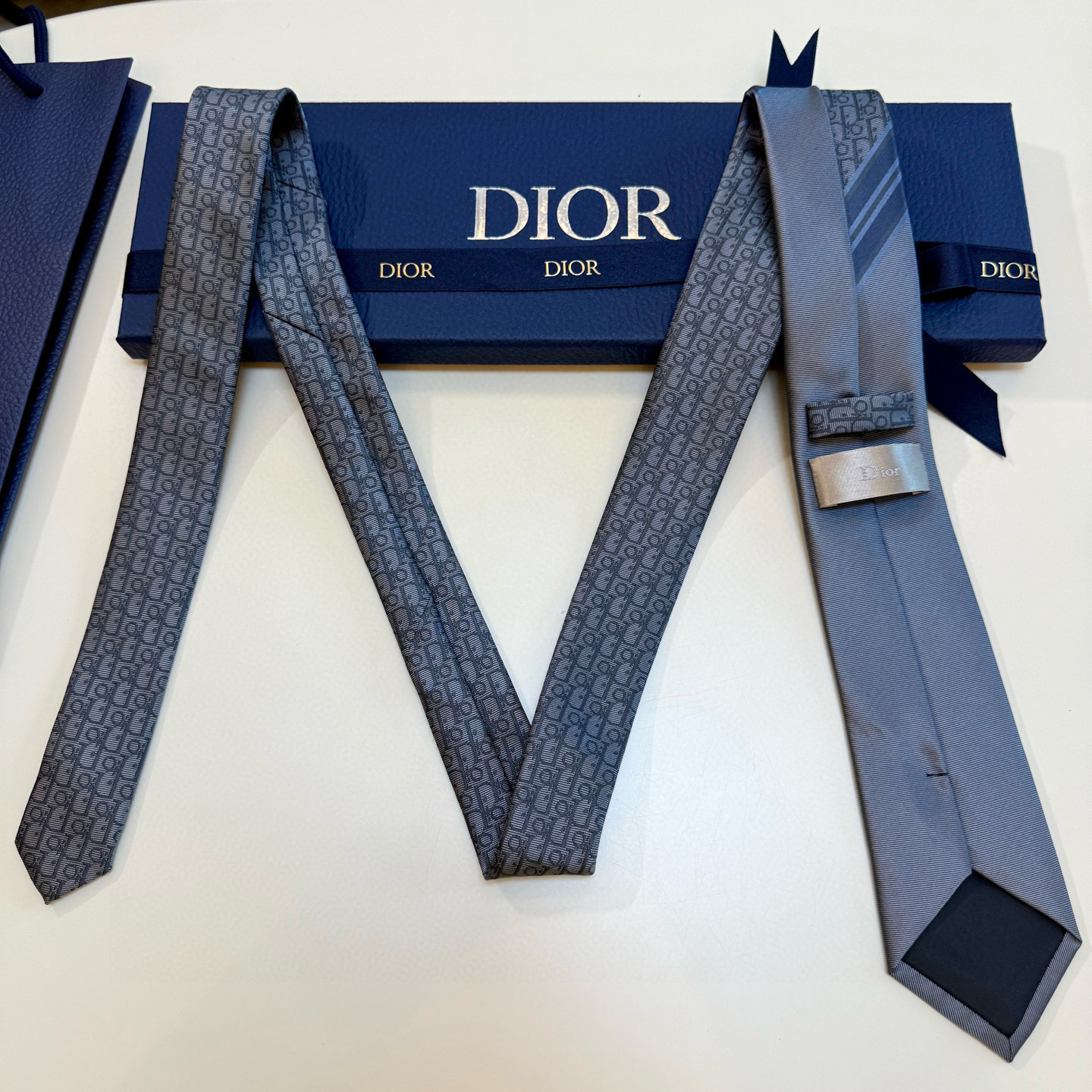 特价💰 Dior家款新领带 👔👔Dior男士CD提领花带 稀有展现精湛工手与时尚优雅理的想选择，这采款用
