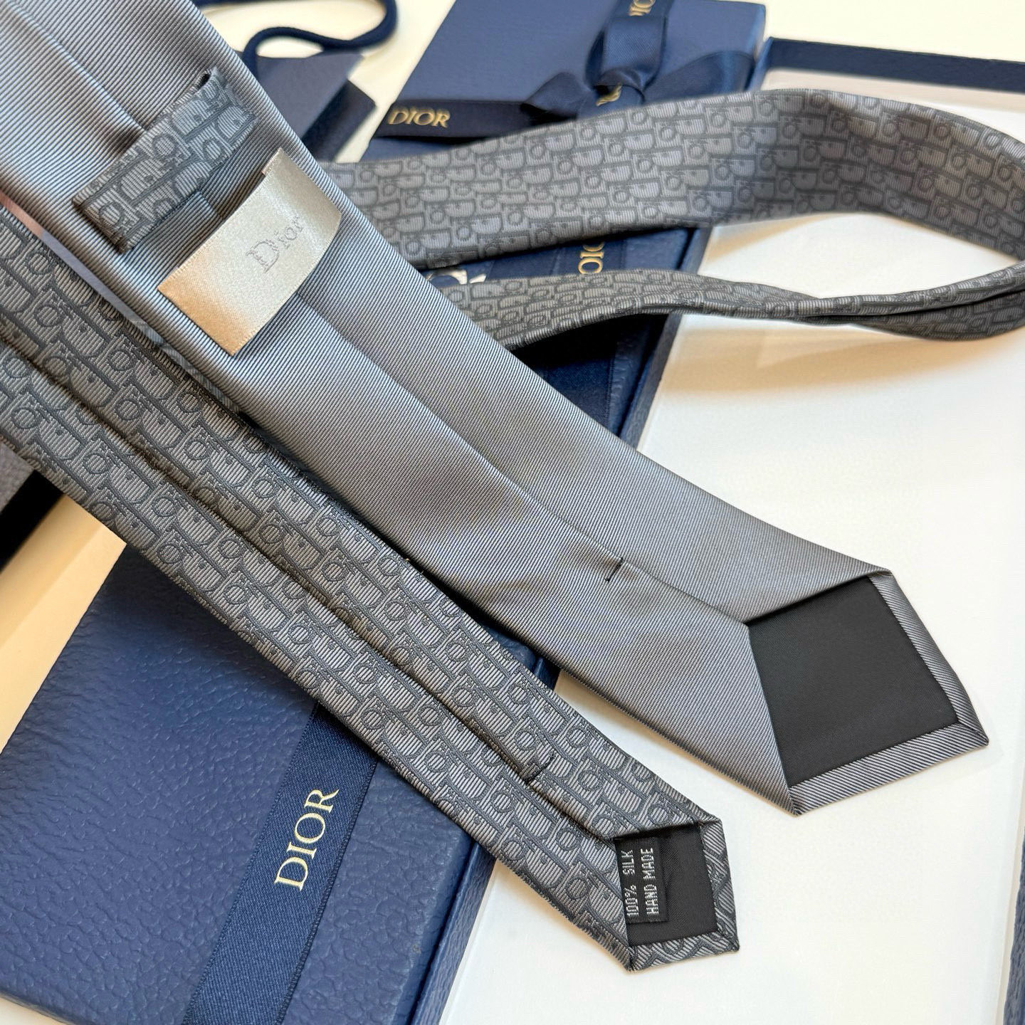 特价💰 Dior家款新领带 👔👔Dior男士CD提领花带 稀有展现精湛工手与时尚优雅理的想选择，这采款用