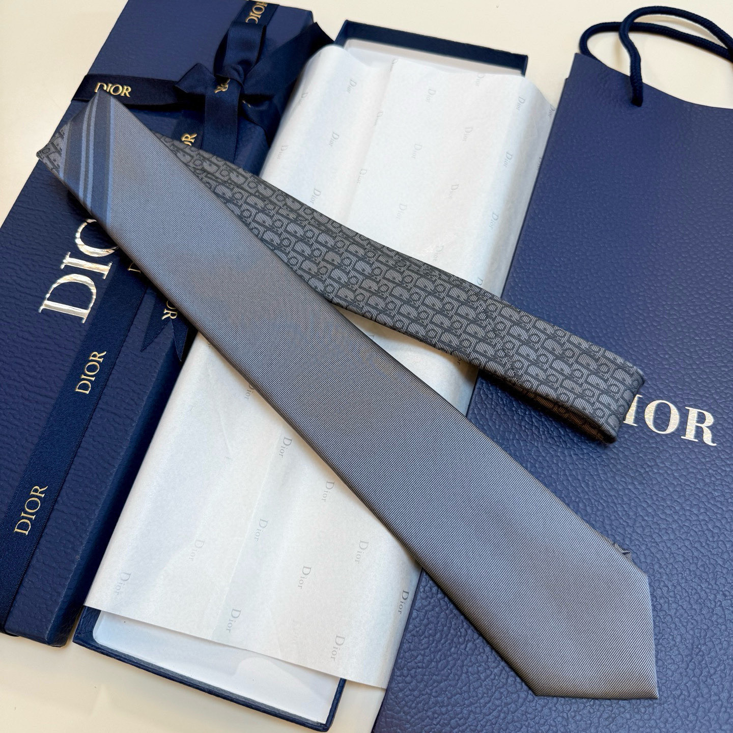 特价💰 Dior家款新领带 👔👔Dior男士CD提领花带 稀有展现精湛工手与时尚优雅理的想选择，这采款用