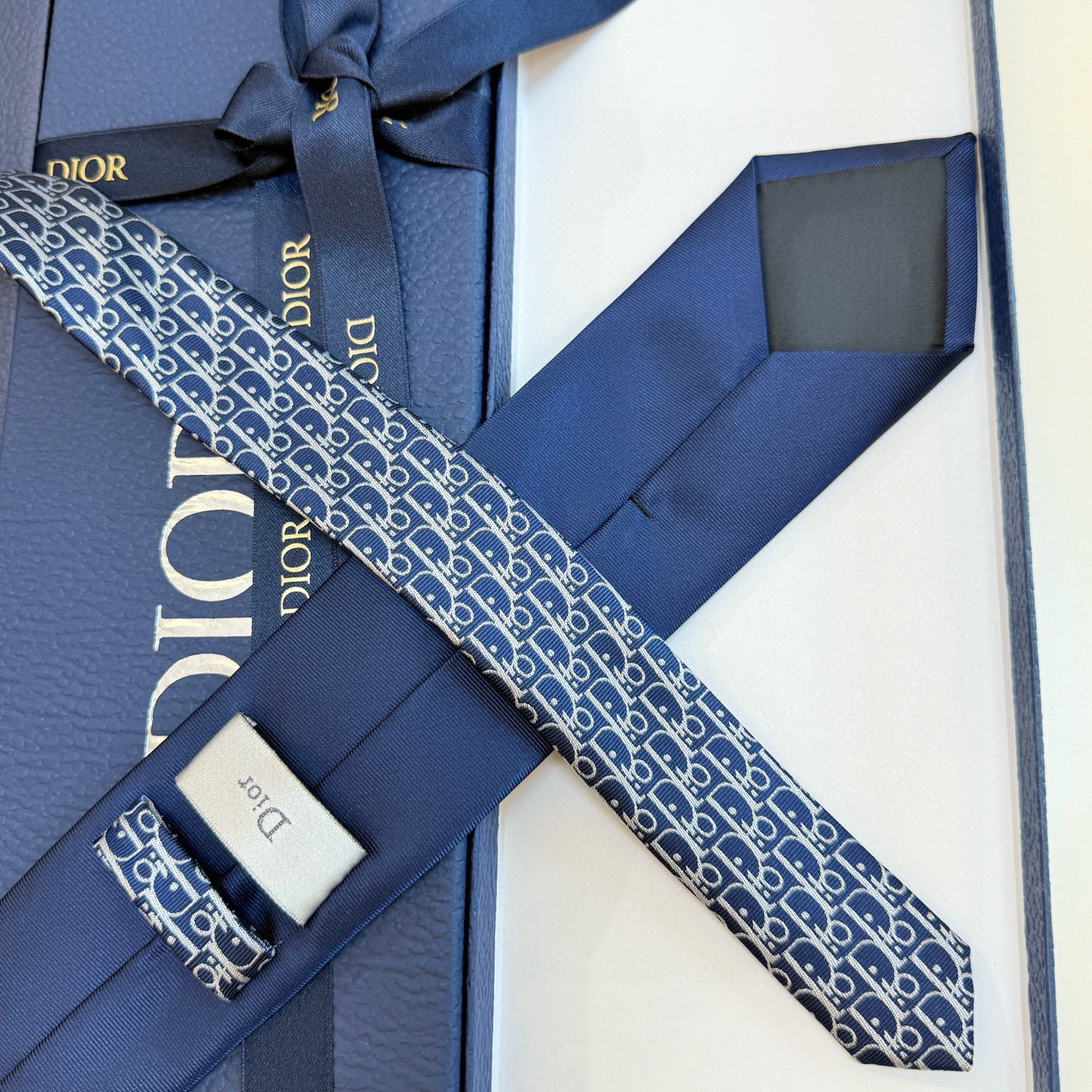 特价💰 Dior家款新领带 👔👔Dior男士CD提领花带 稀有展现精湛工手与时尚优雅理的想选择，这采款用