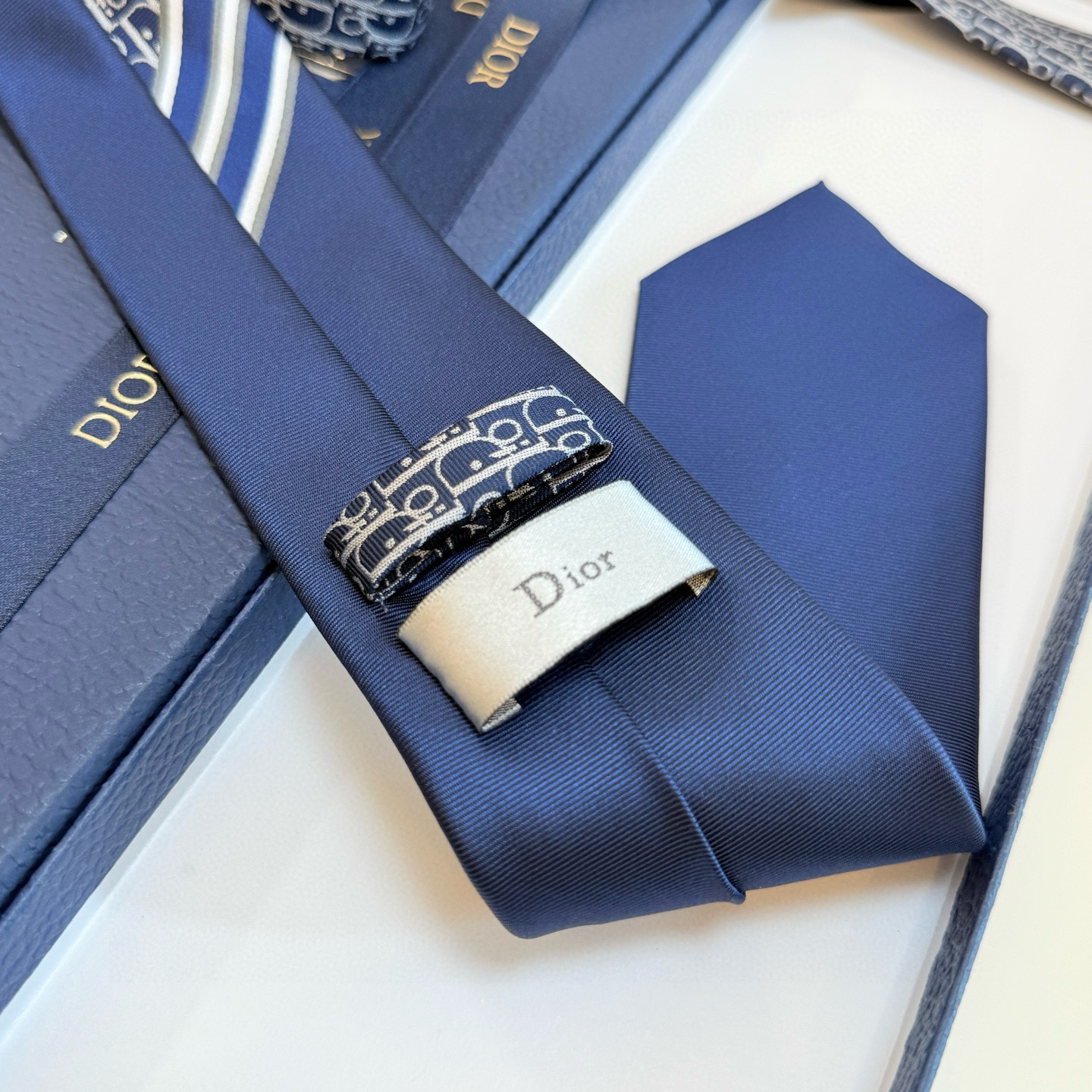 特价💰 Dior家款新领带 👔👔Dior男士CD提领花带 稀有展现精湛工手与时尚优雅理的想选择，这采款用
