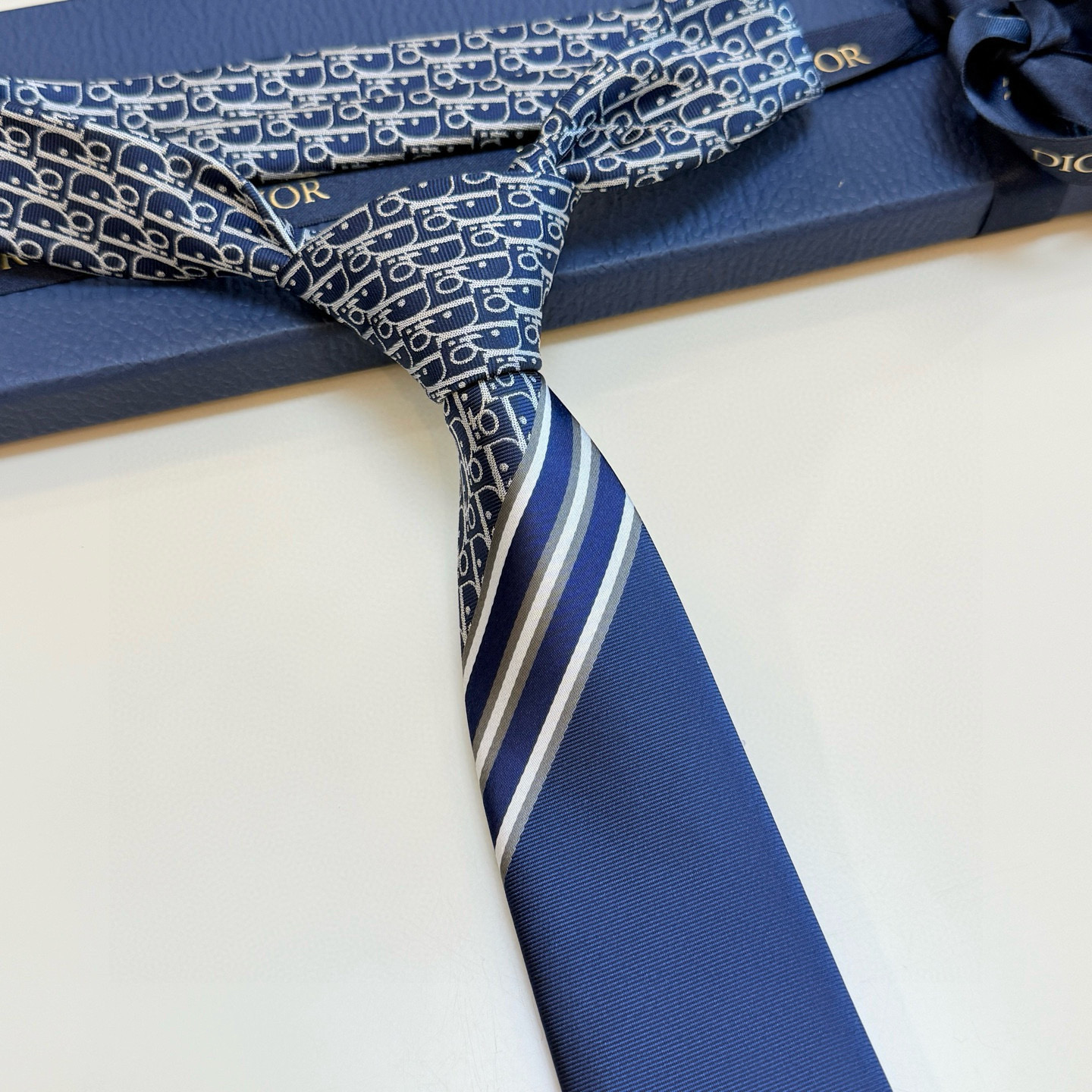 特价💰 Dior家款新领带 👔👔Dior男士CD提领花带 稀有展现精湛工手与时尚优雅理的想选择，这采款用