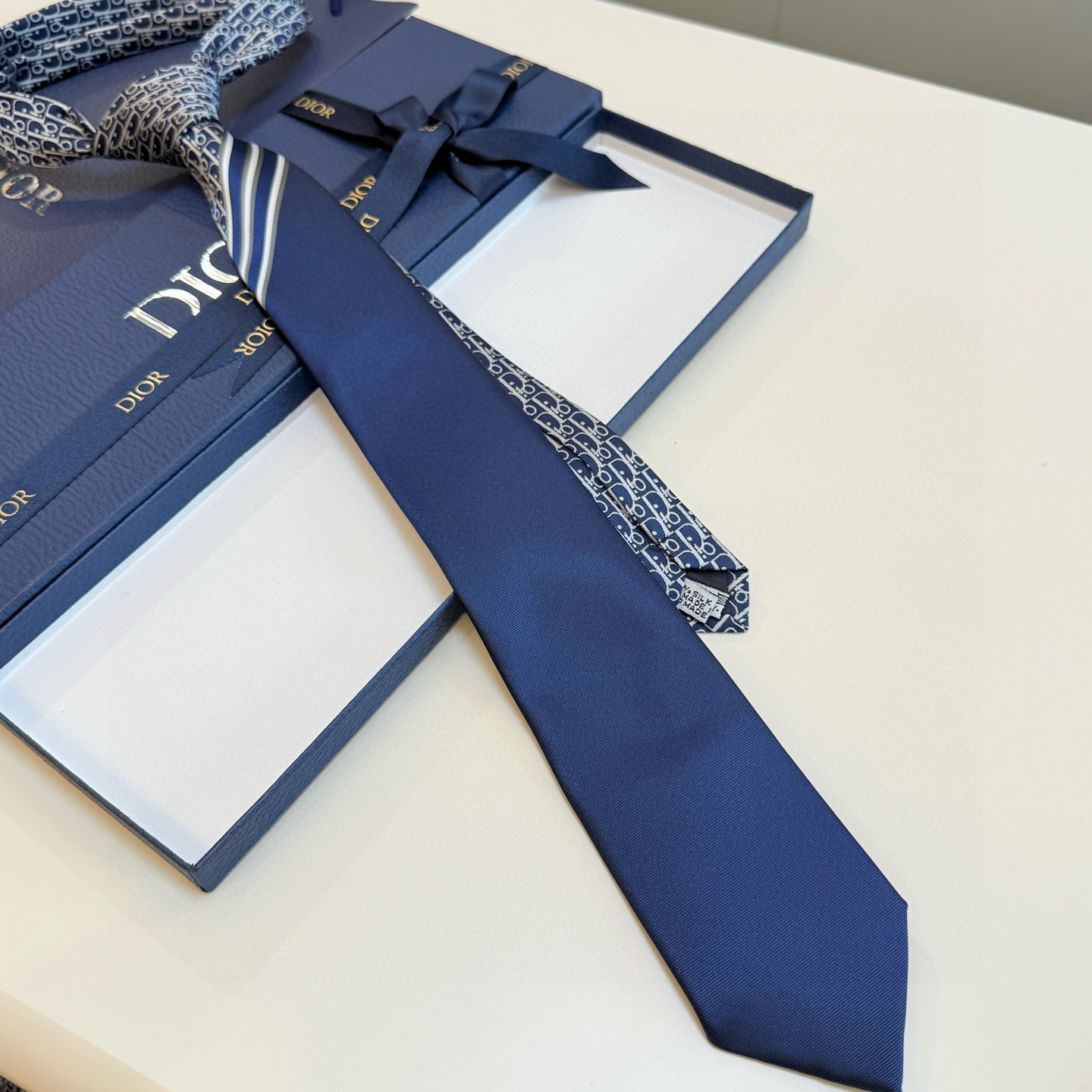 特价💰 Dior家款新领带 👔👔Dior男士CD提领花带 稀有展现精湛工手与时尚优雅理的想选择，这采款用