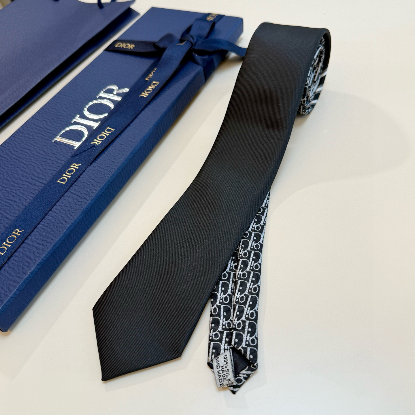 特价💰 Dior家款新领带 👔👔Dior男士CD提领花带 稀有展现精湛工手与时尚优雅理的想选择，这采款用