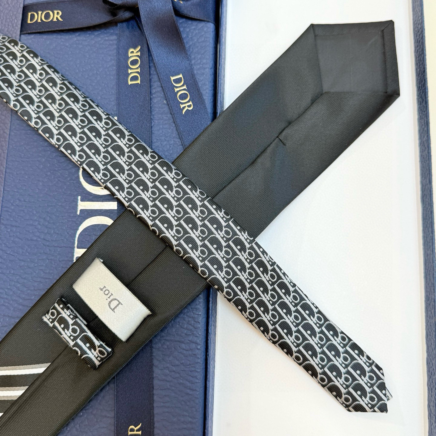 特价💰 Dior家款新领带 👔👔Dior男士CD提领花带 稀有展现精湛工手与时尚优雅理的想选择，这采款用
