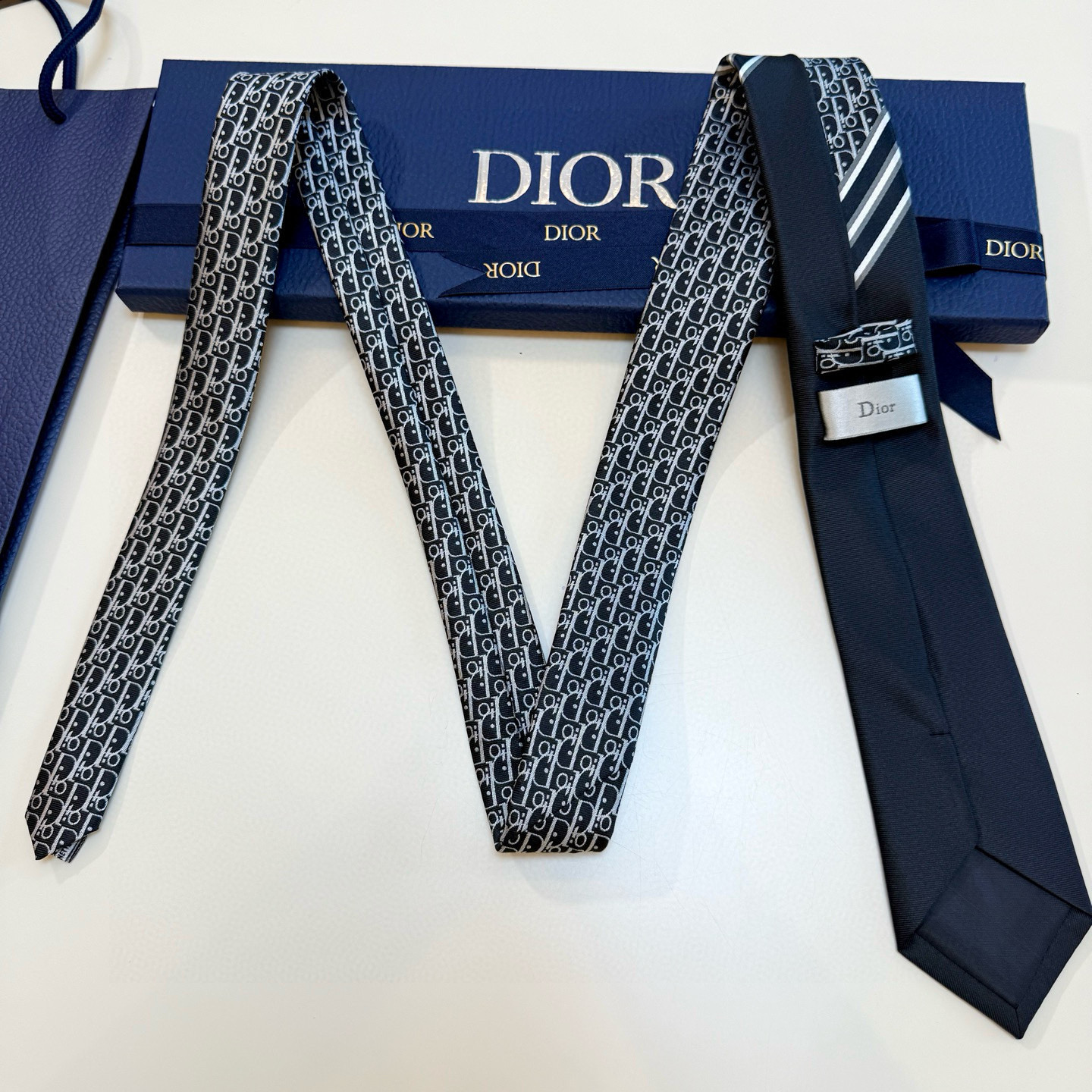 特价💰 Dior家款新领带 👔👔Dior男士CD提领花带 稀有展现精湛工手与时尚优雅理的想选择，这采款用