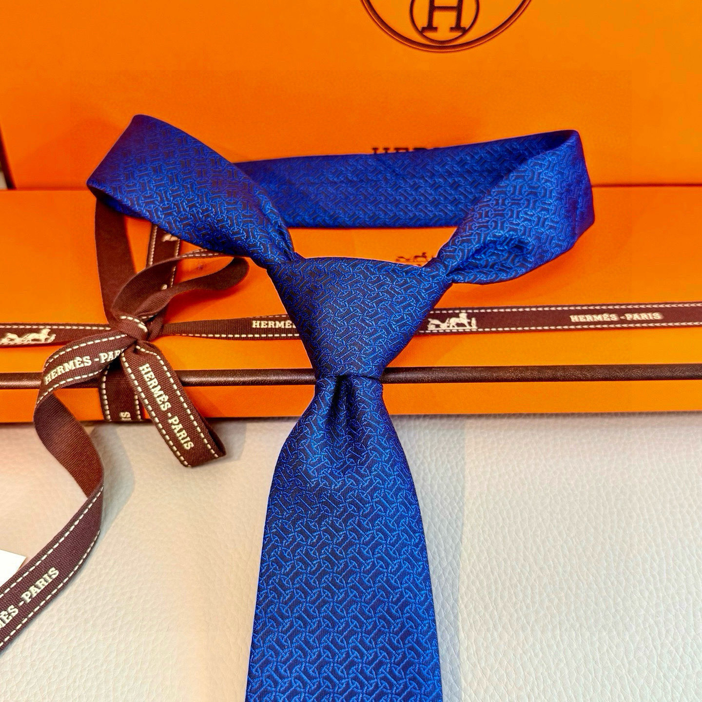 特价💰男士新款领带系列【H环形图案领带】👔👔，稀有H家每年都有一千条不同印花的领带面世，从最初的多以几何
