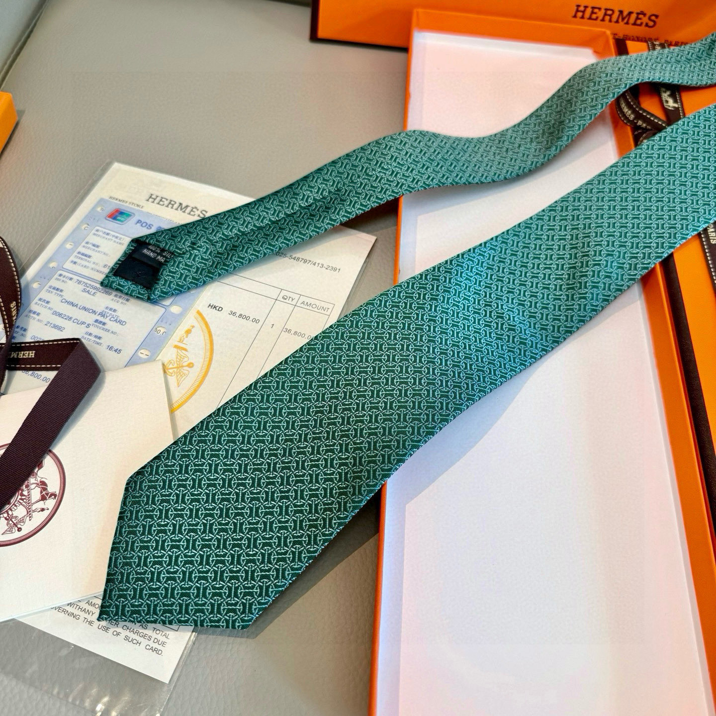 特价💰男士新款领带系列【H环形图案领带】👔👔，稀有H家每年都有一千条不同印花的领带面世，从最初的多以几何