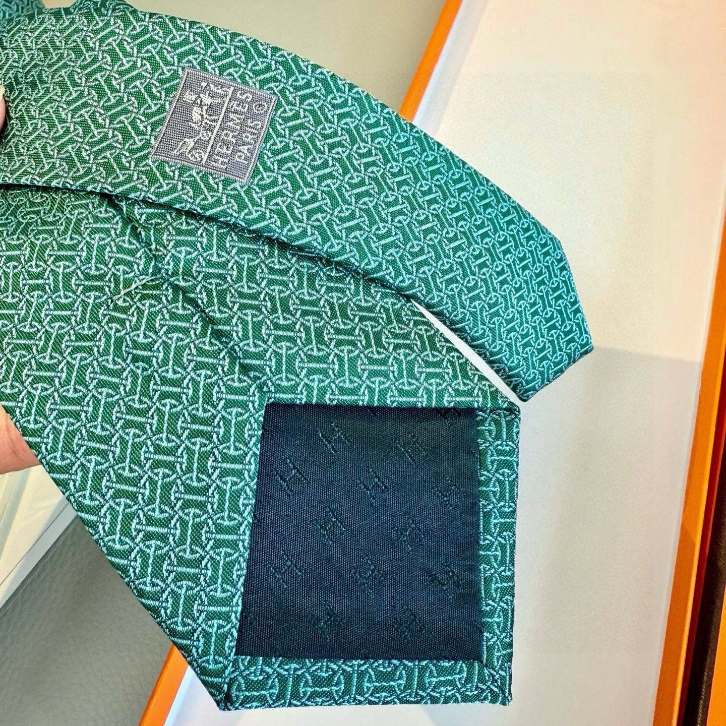 特价💰男士新款领带系列【H环形图案领带】👔👔，稀有H家每年都有一千条不同印花的领带面世，从最初的多以几何