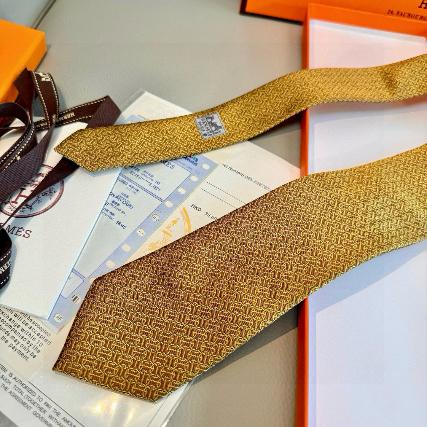 特价💰男士新款领带系列【H环形图案领带】👔👔，稀有H家每年都有一千条不同印花的领带面世，从最初的多以几何