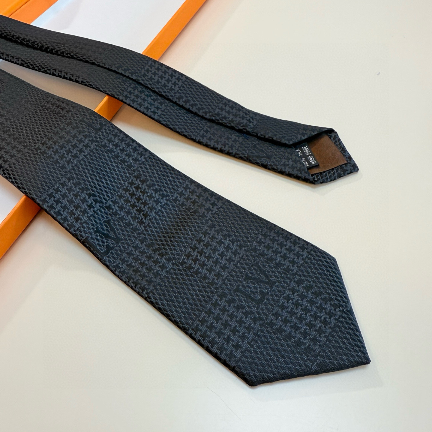 特价💰 专柜同步新款 LV棋盘格领带👔👔，稀有😻😻展现精湛手工与时尚优雅的理想选择，这款领带将标志性的路