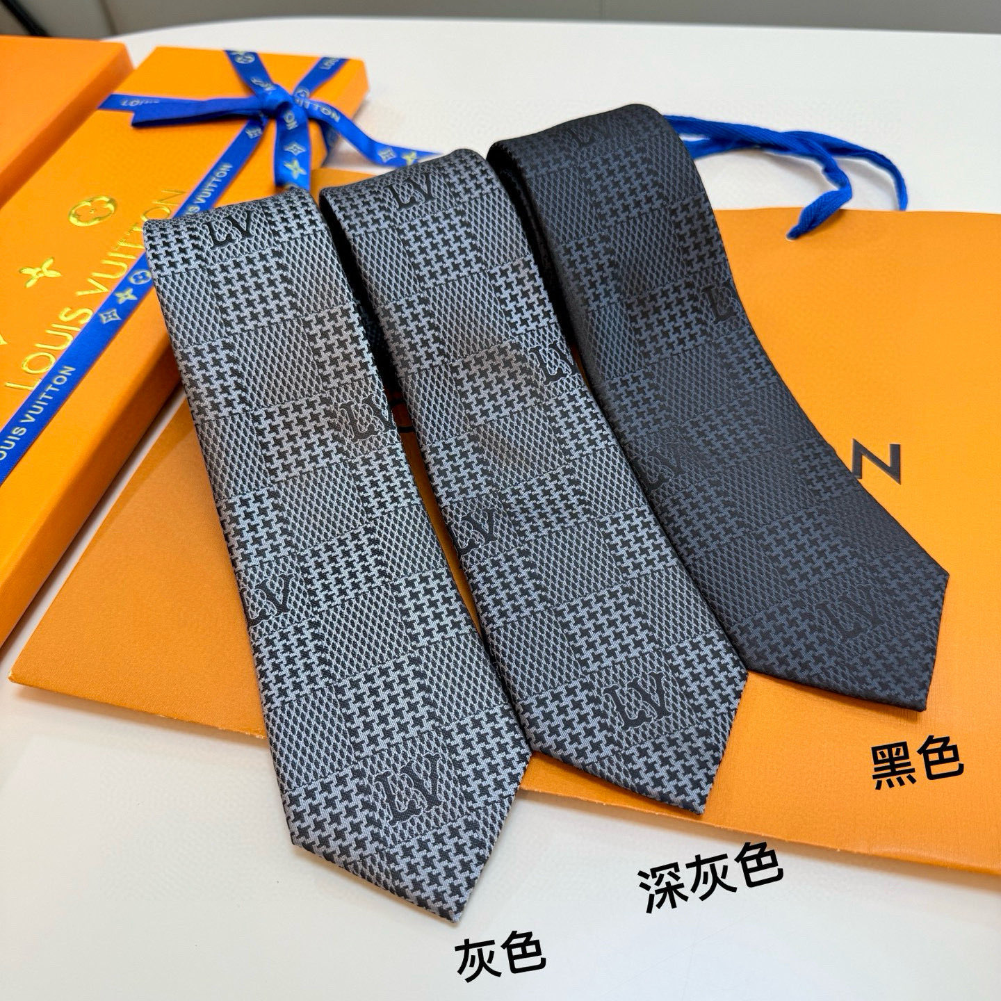 特价💰 专柜同步新款 LV棋盘格领带👔👔，稀有😻😻展现精湛手工与时尚优雅的理想选择，这款领带将标志性的路