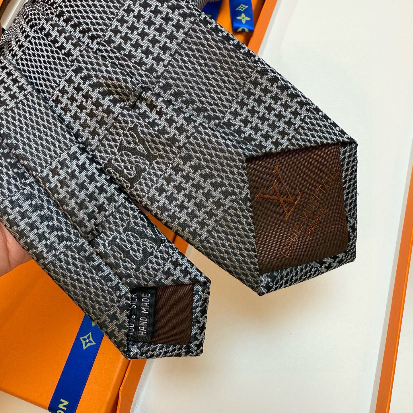 特价💰 专柜同步新款 LV棋盘格领带👔👔，稀有😻😻展现精湛手工与时尚优雅的理想选择，这款领带将标志性的路