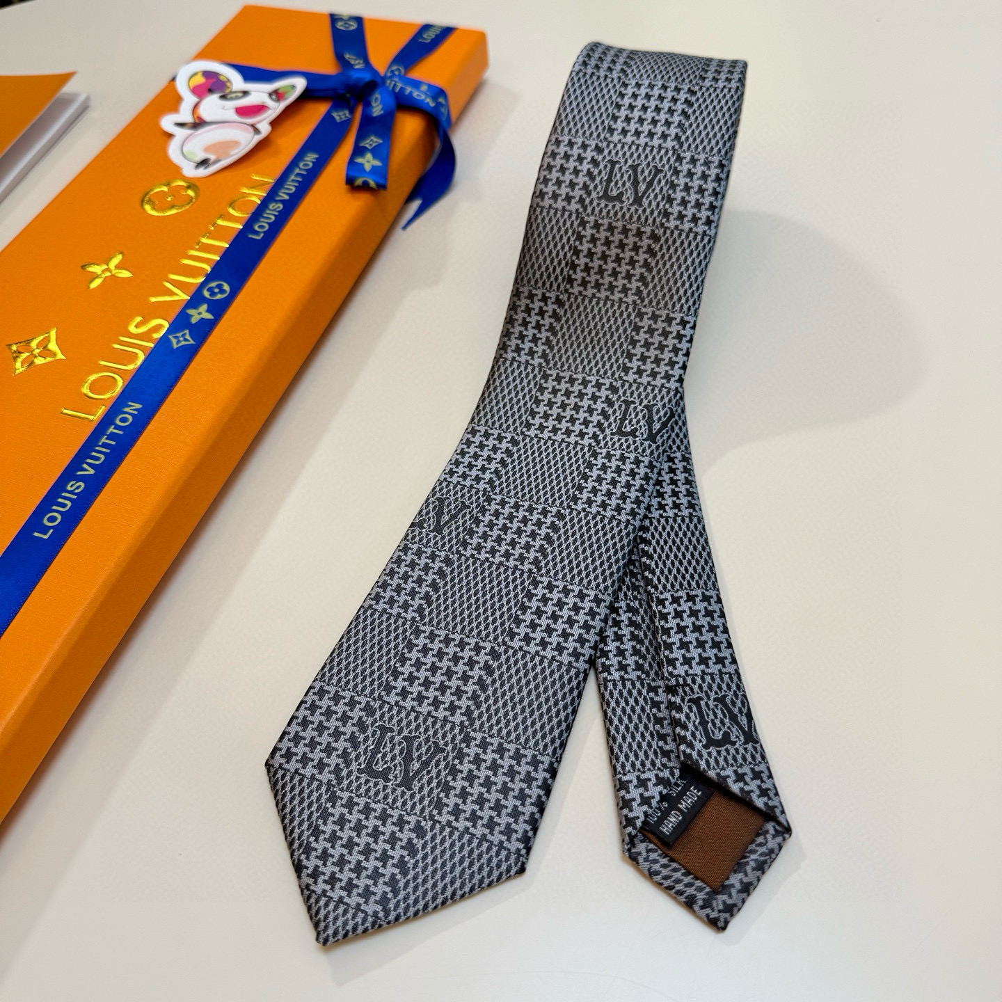 特价💰 专柜同步新款 LV棋盘格领带👔👔，稀有😻😻展现精湛手工与时尚优雅的理想选择，这款领带将标志性的路