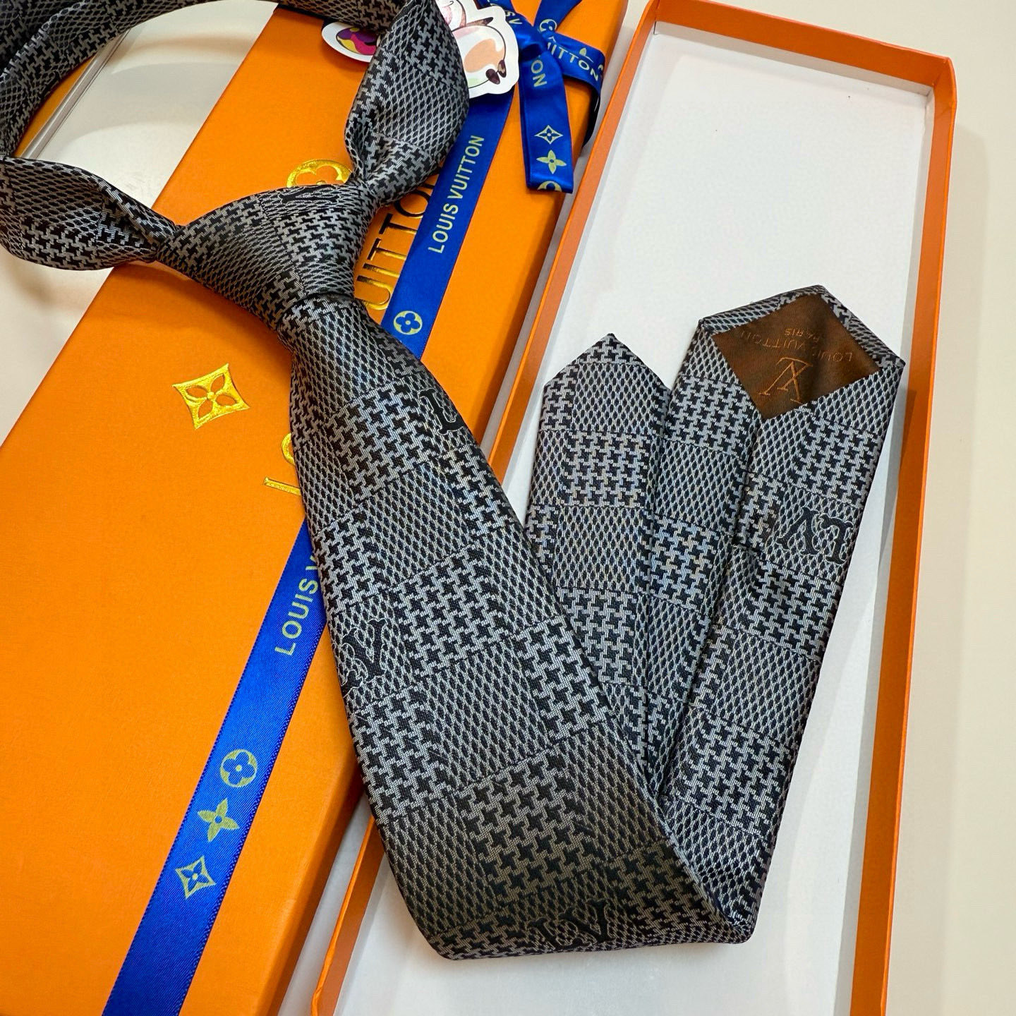 特价💰 专柜同步新款 LV棋盘格领带👔👔，稀有😻😻展现精湛手工与时尚优雅的理想选择，这款领带将标志性的路
