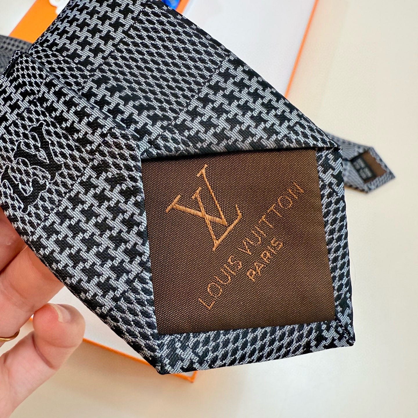特价💰 专柜同步新款 LV棋盘格领带👔👔，稀有😻😻展现精湛手工与时尚优雅的理想选择，这款领带将标志性的路