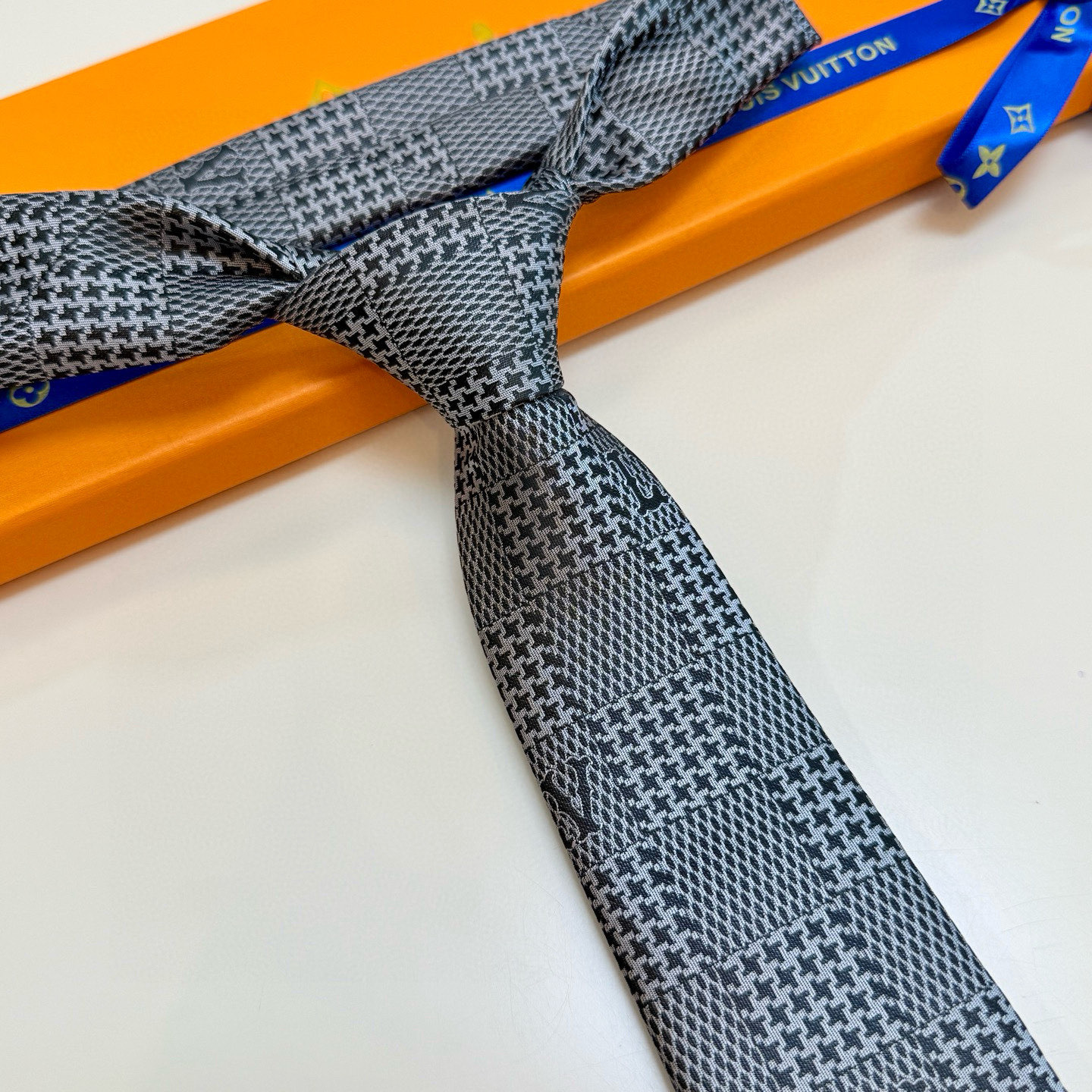 特价💰 专柜同步新款 LV棋盘格领带👔👔，稀有😻😻展现精湛手工与时尚优雅的理想选择，这款领带将标志性的路